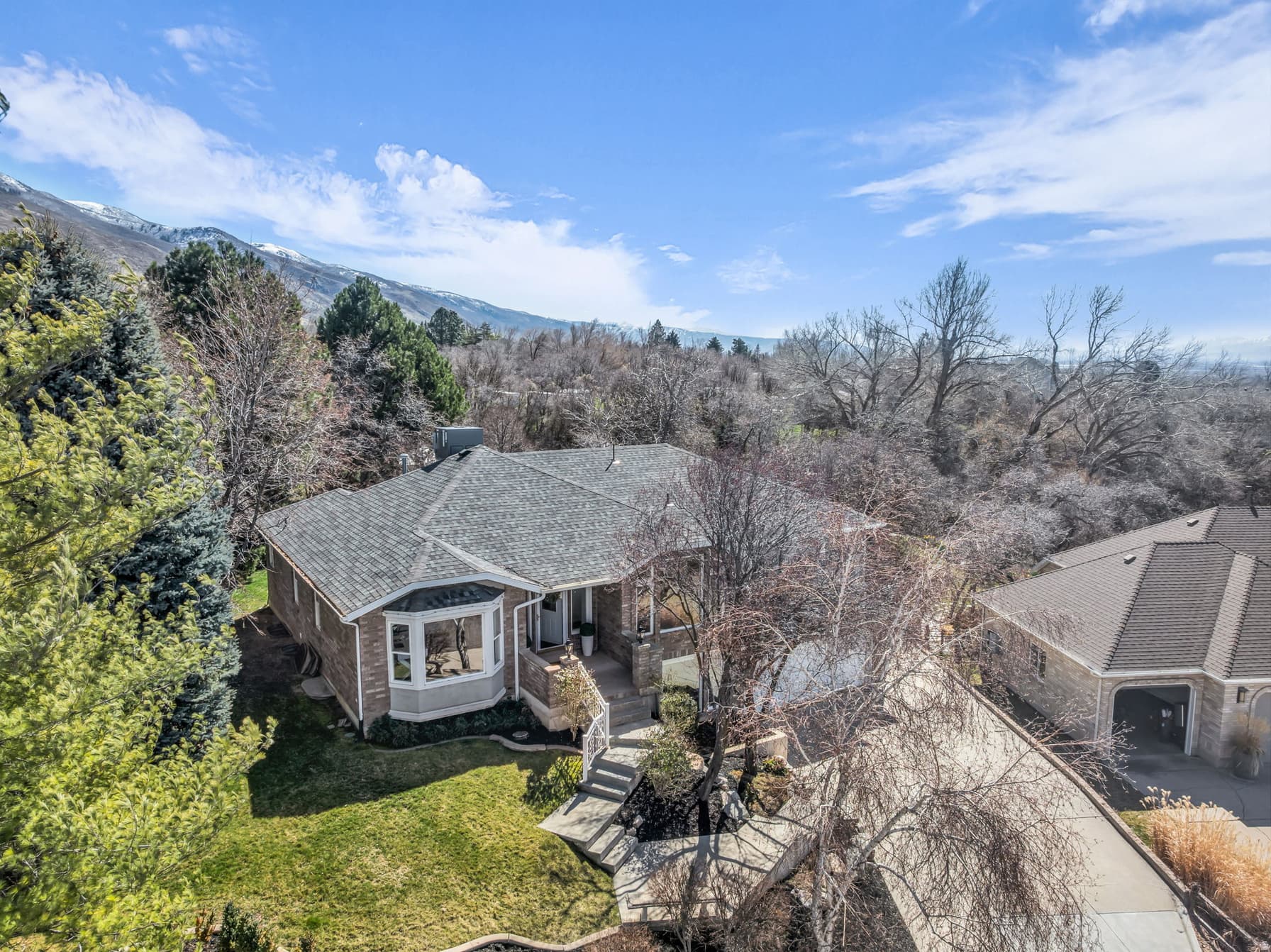 882 E WINDSOR LN photo 1