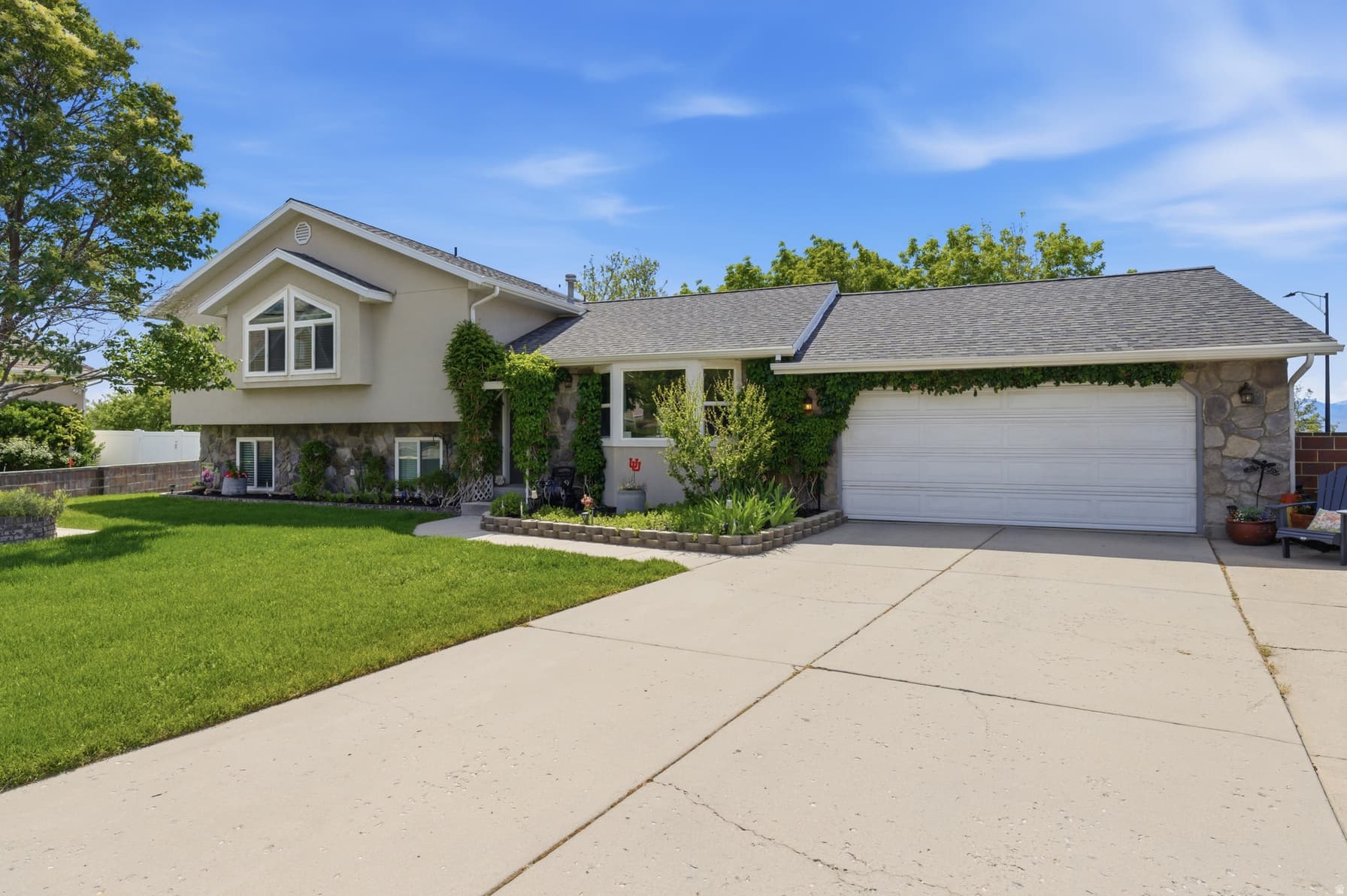 1320 E WOODHILL CIR photo 1