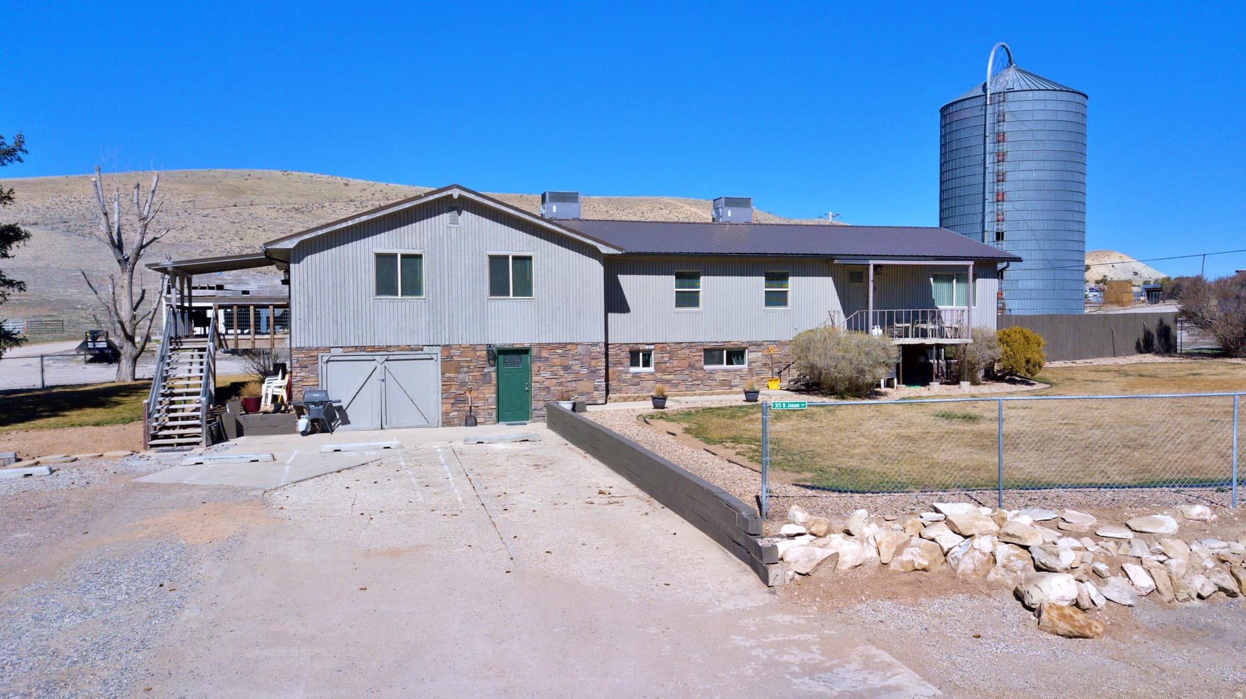 315 E JENSEN LN photo 1