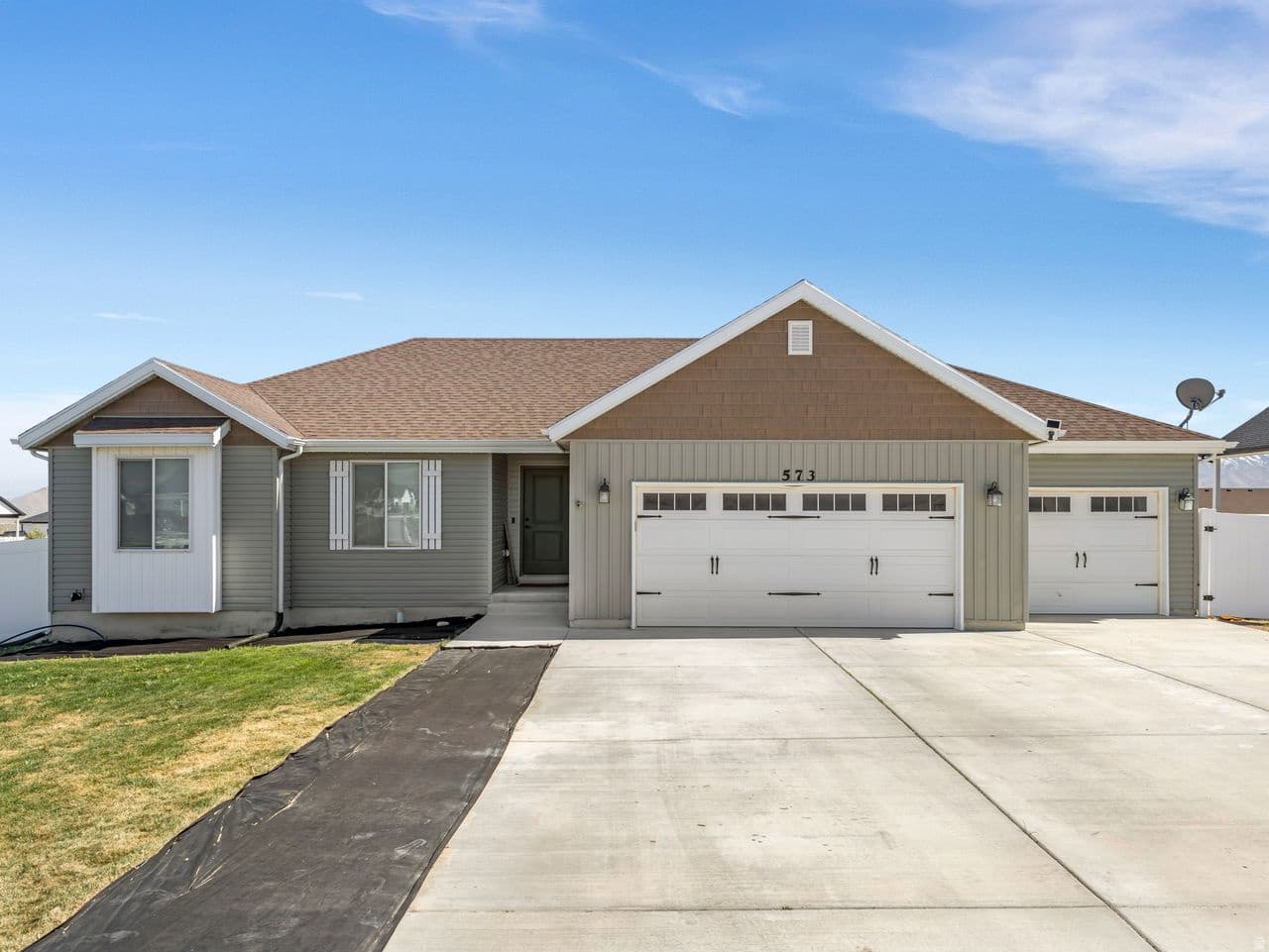 573 S MAXWELL DR photo 1