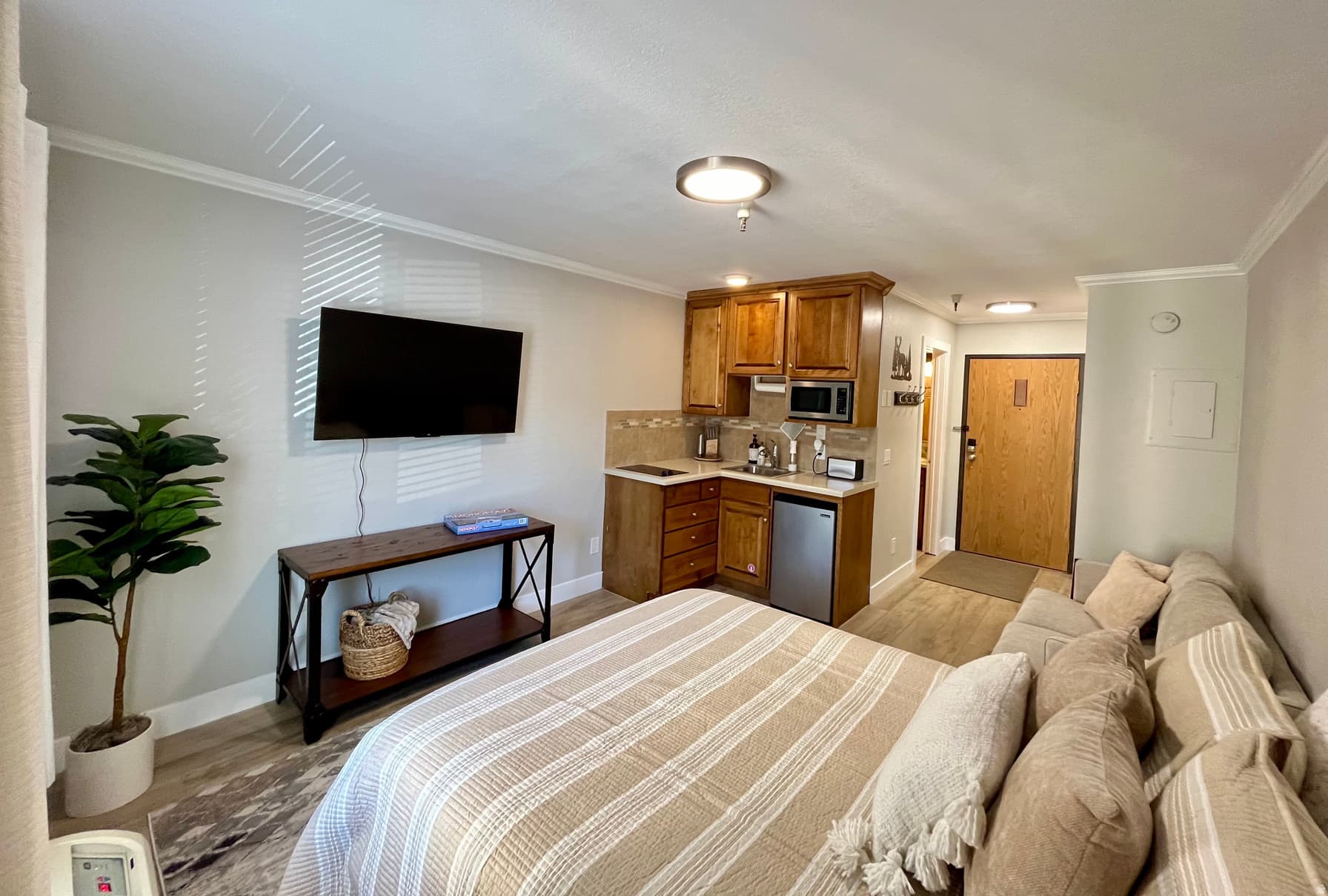 1940 PROSPECTOR AVE #307 photo 1