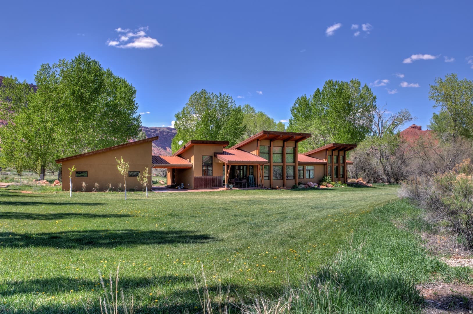 425 AMBER LN photo 1