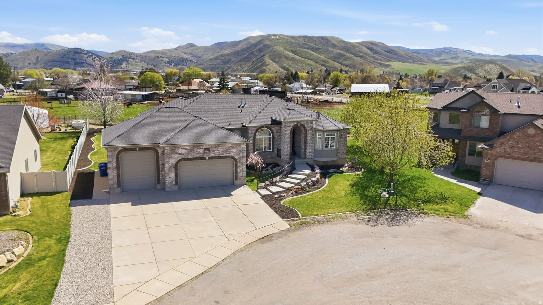 407 W LARKSPUR LN photo 1