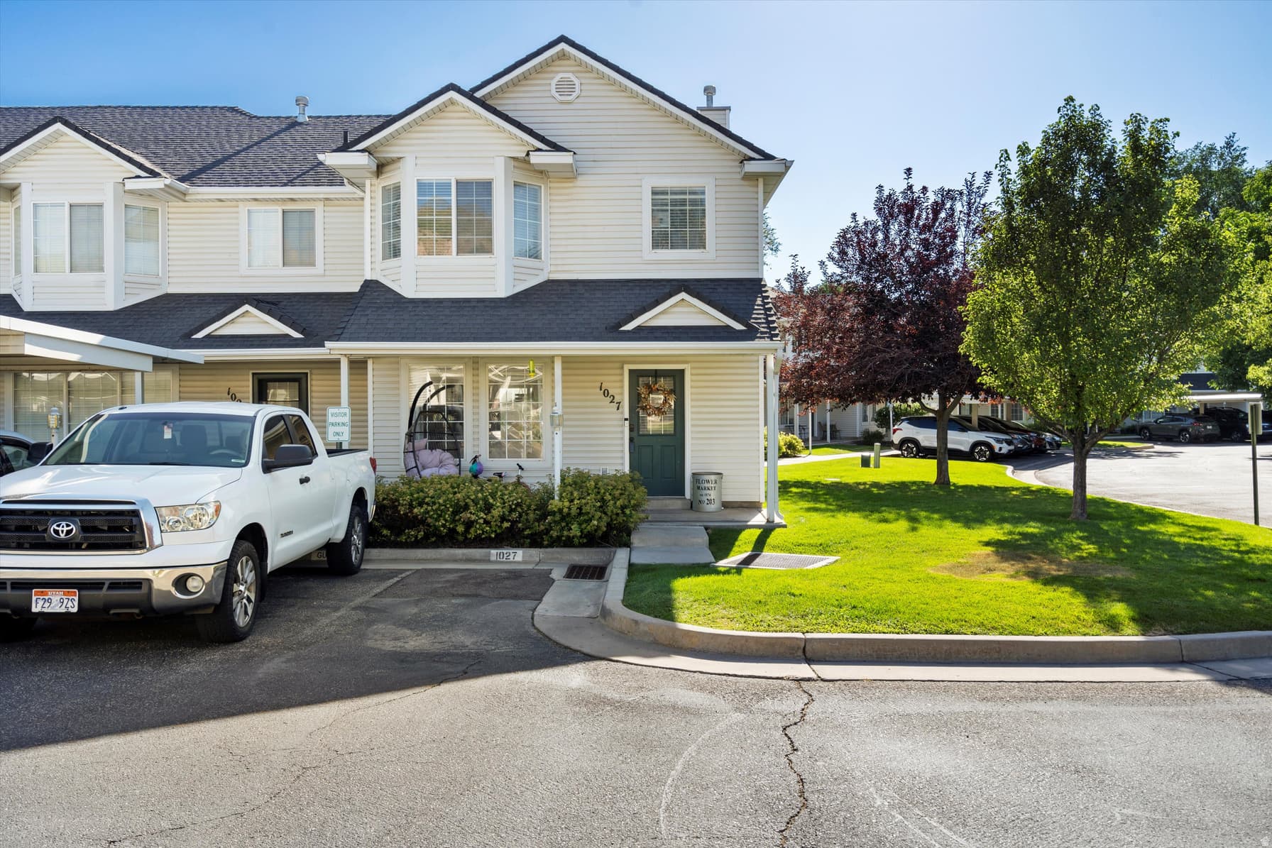 1027 E SARA LN photo 1
