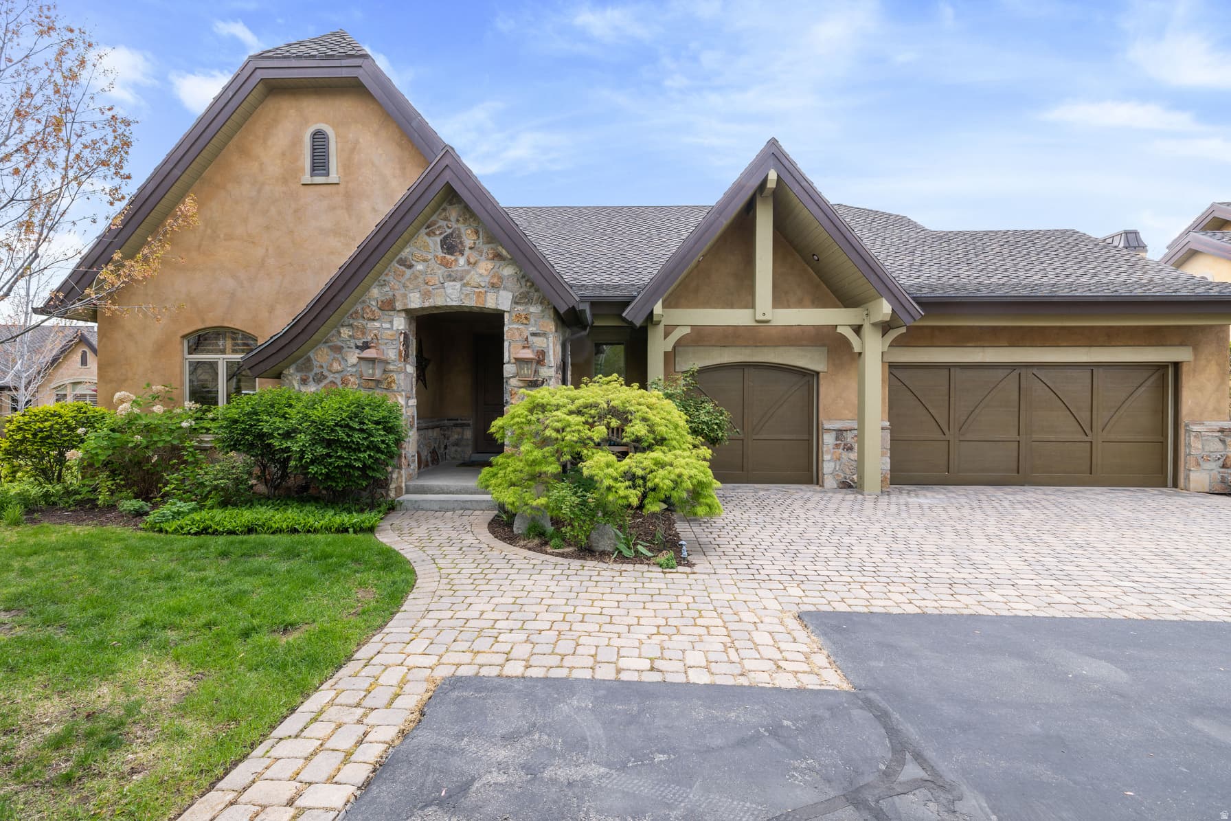 3168 E BAVARIAN CT photo 1