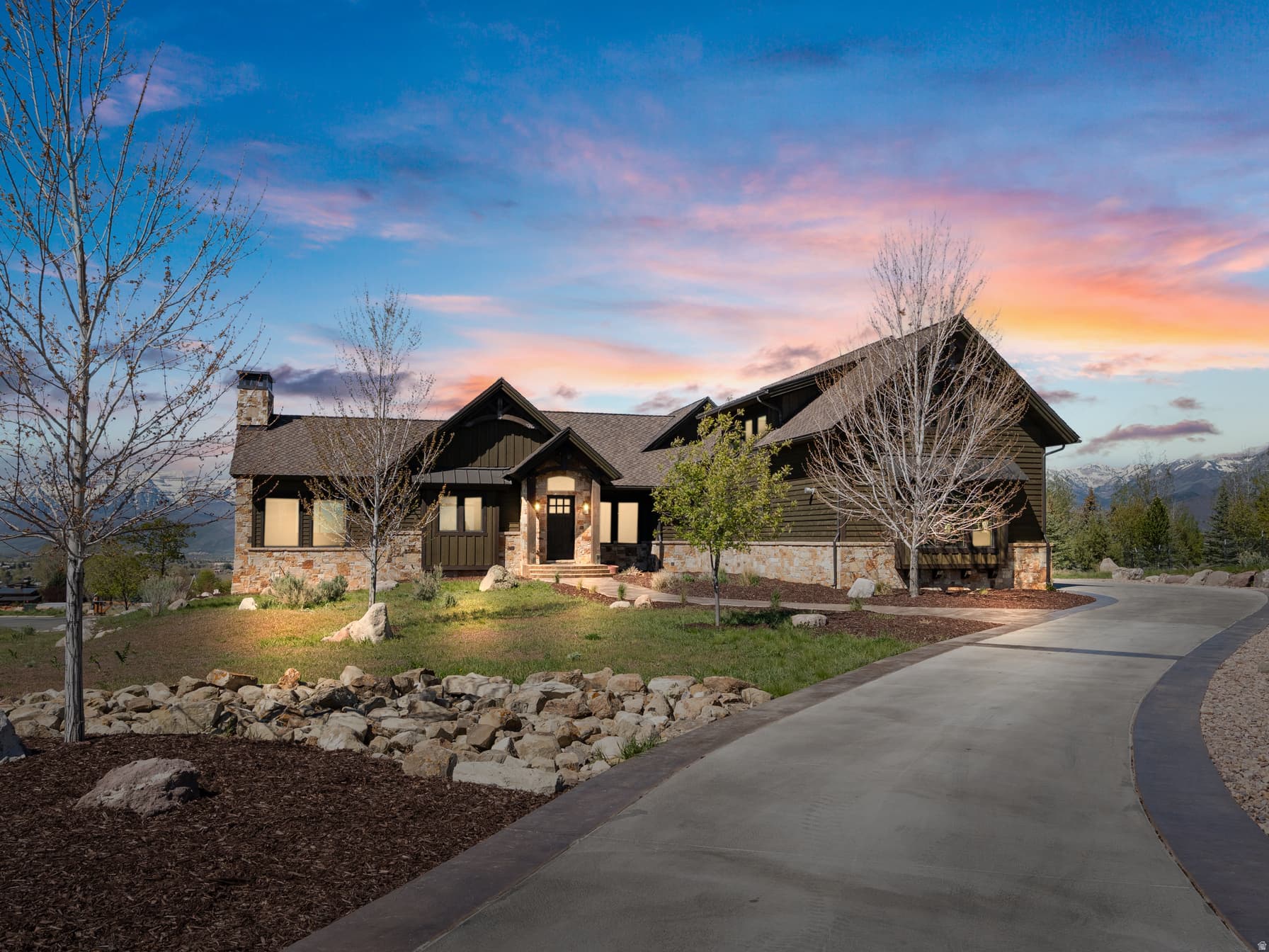 1075 N OQUIRRH DR photo 1