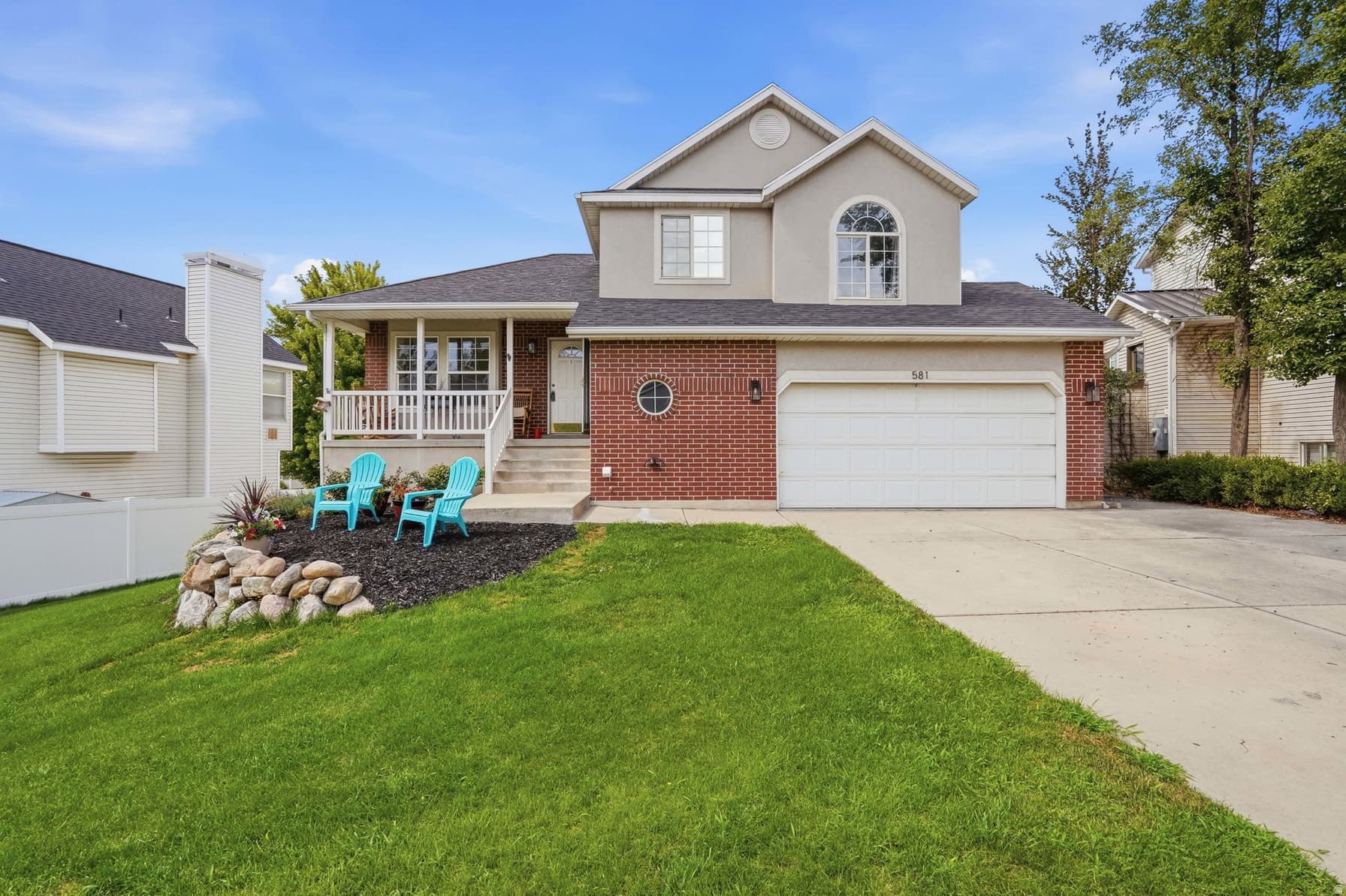 581 E COMPASS CIR photo 1