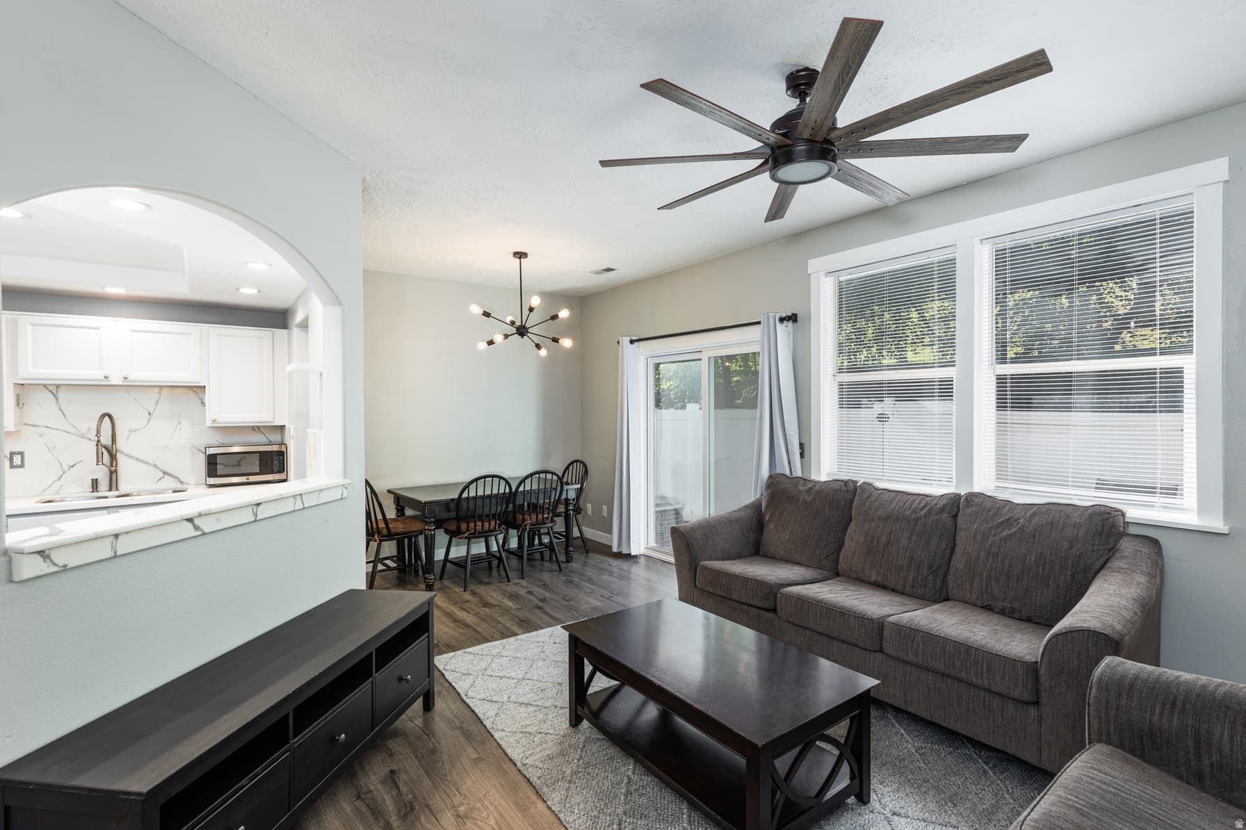 182 E DAISYFIELD DR photo 1