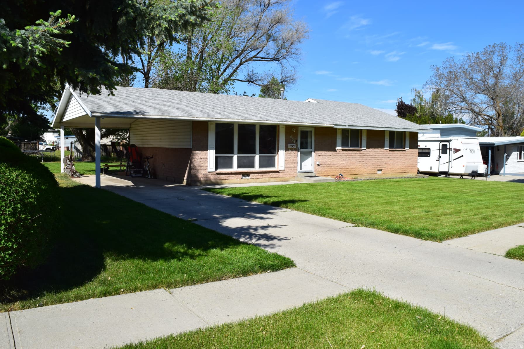 467 HOLIDAY DR photo 1