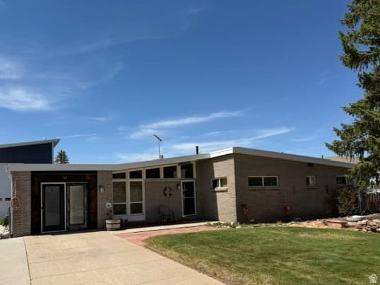 105 3RD AVE photo 1