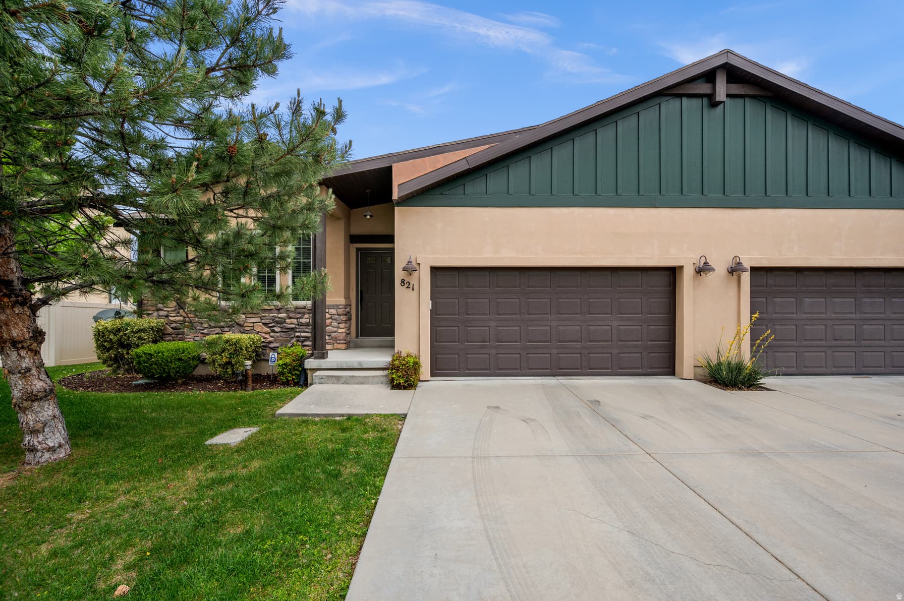 821 E OLIVIA CT photo 1