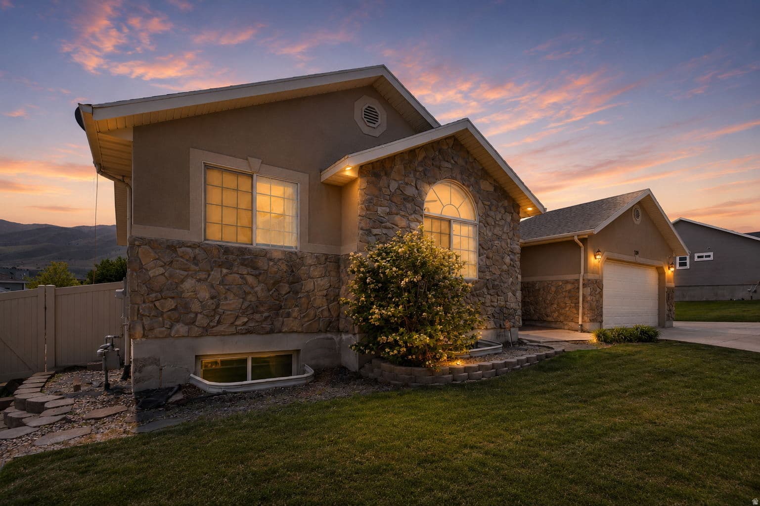 319 W LARIAT BLVD photo 1