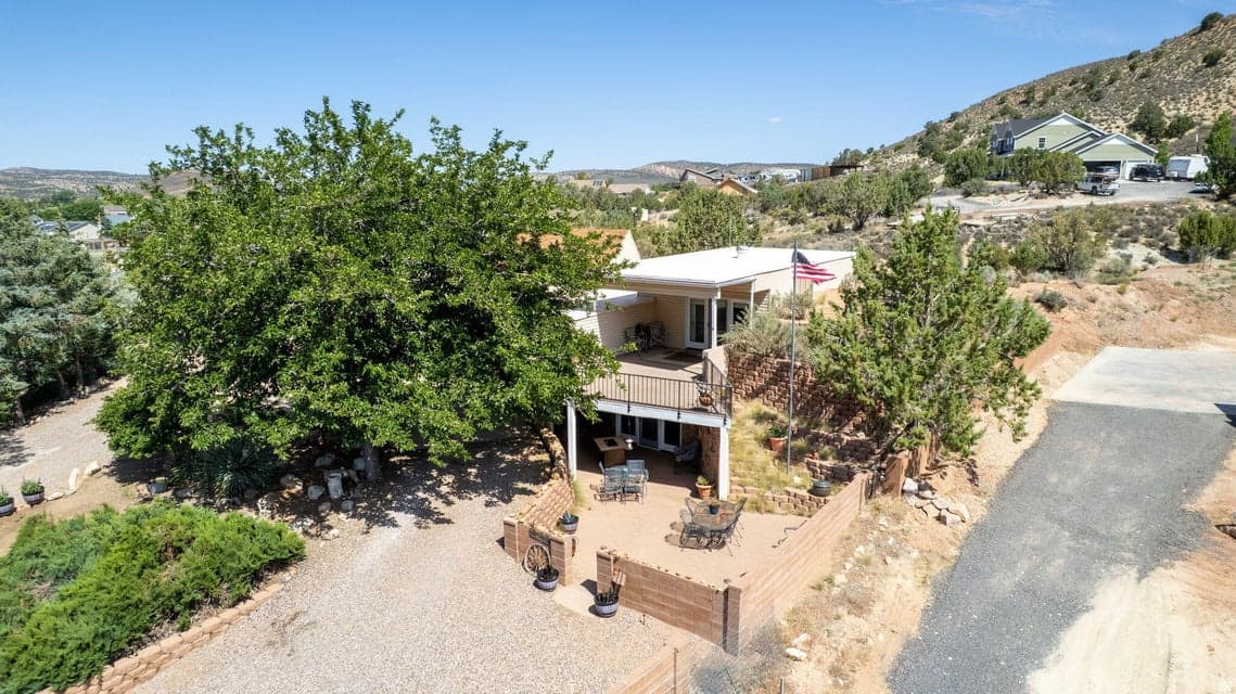 1122 W DIAMOND VALLEY DR photo 1