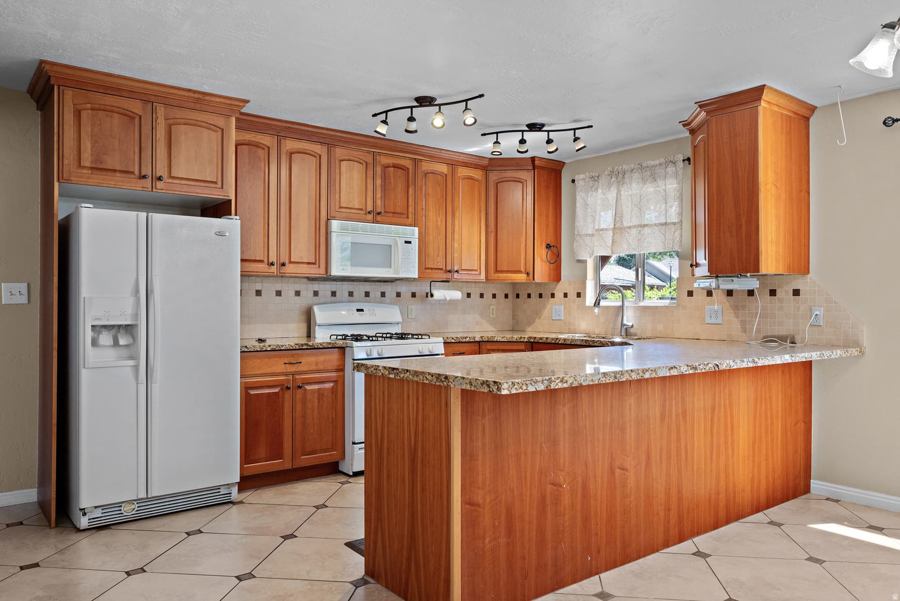 150 N CAVEMAN BLVD photo 1