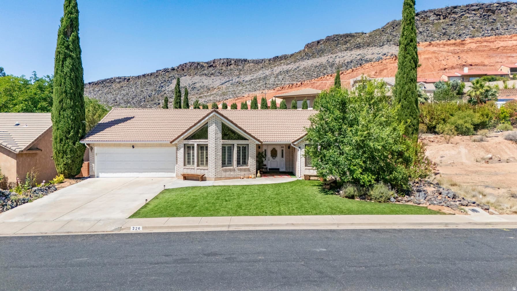 226 S DONLEE DR photo 1