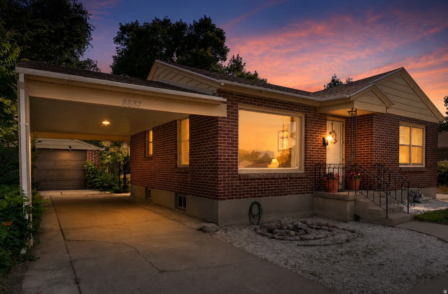 8637 W HELEN DR photo 1