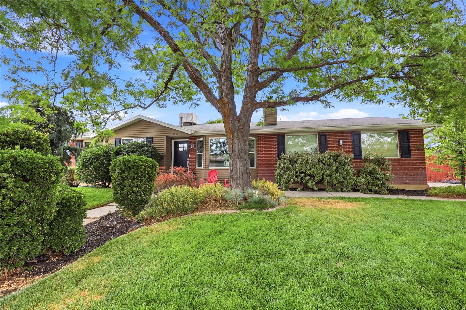 8889 S SILVERSTONE WAY photo 1