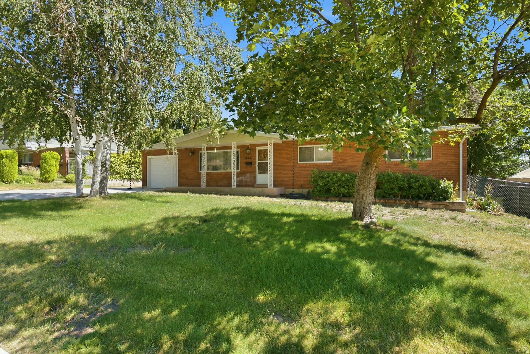 664 MEDOLAND DR photo 1