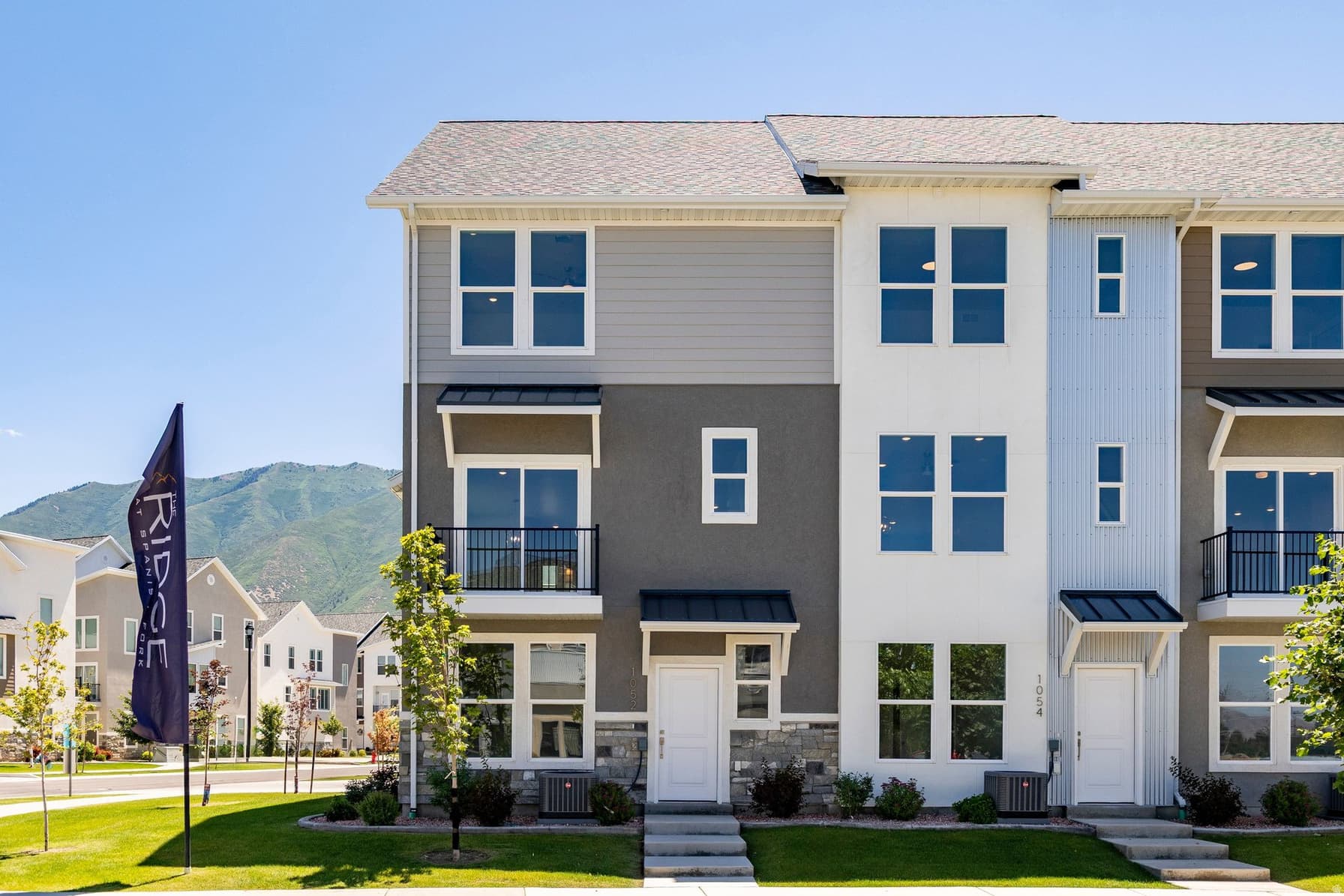 1052 S 2740 E photo 1