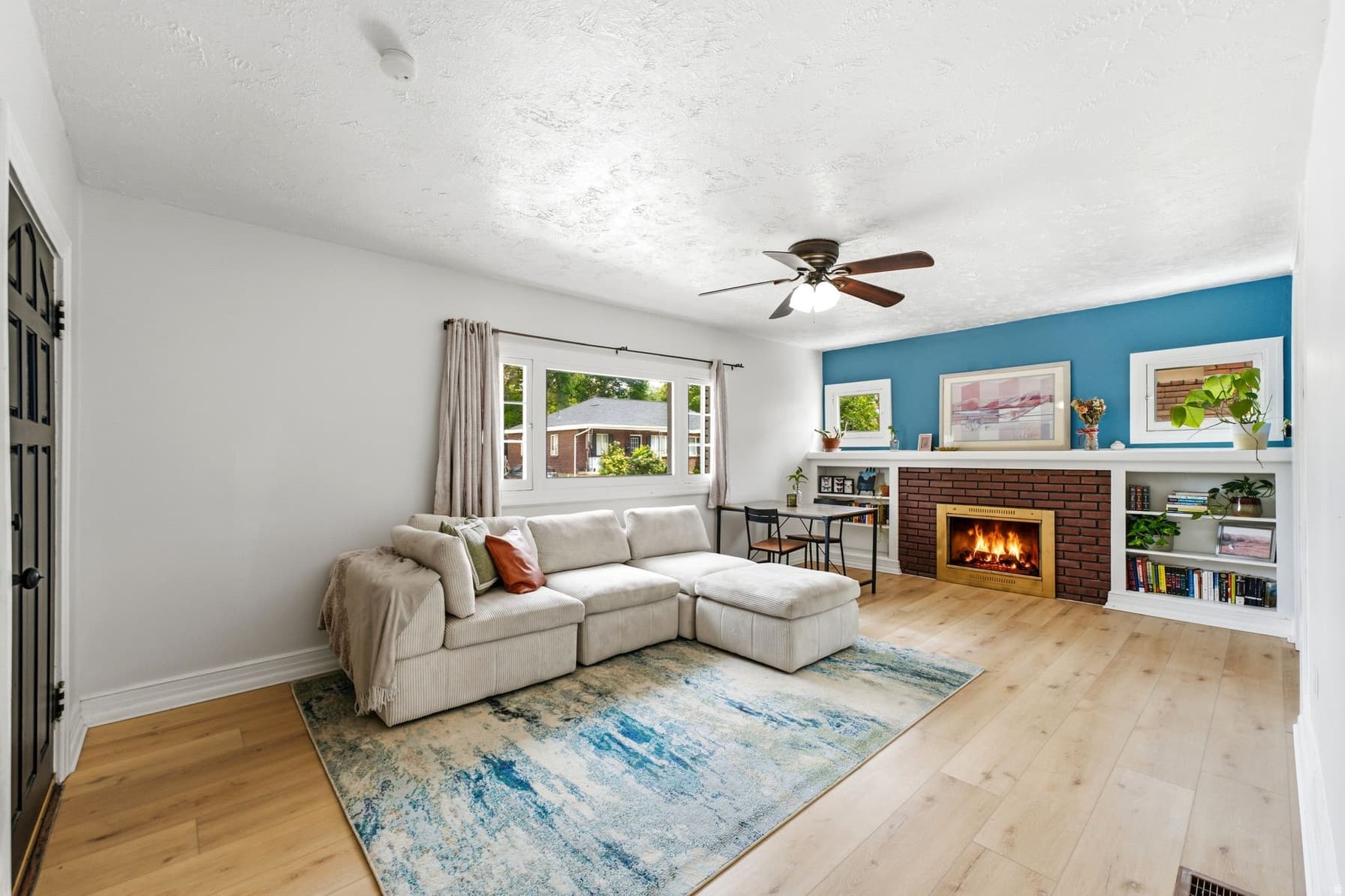 208 E WESTMINSTER AVE photo 1