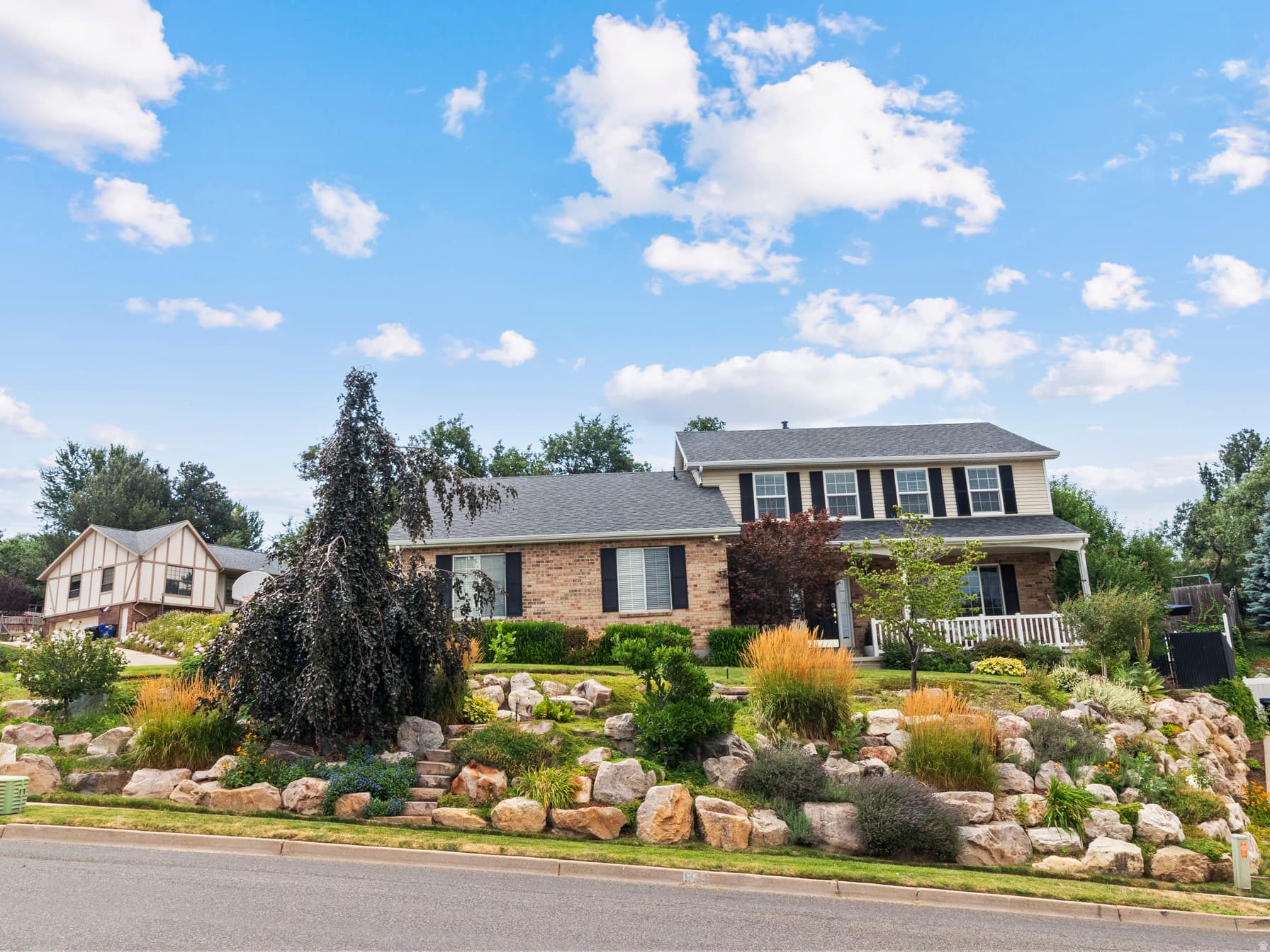 557 S MOSS HILL DR photo 1