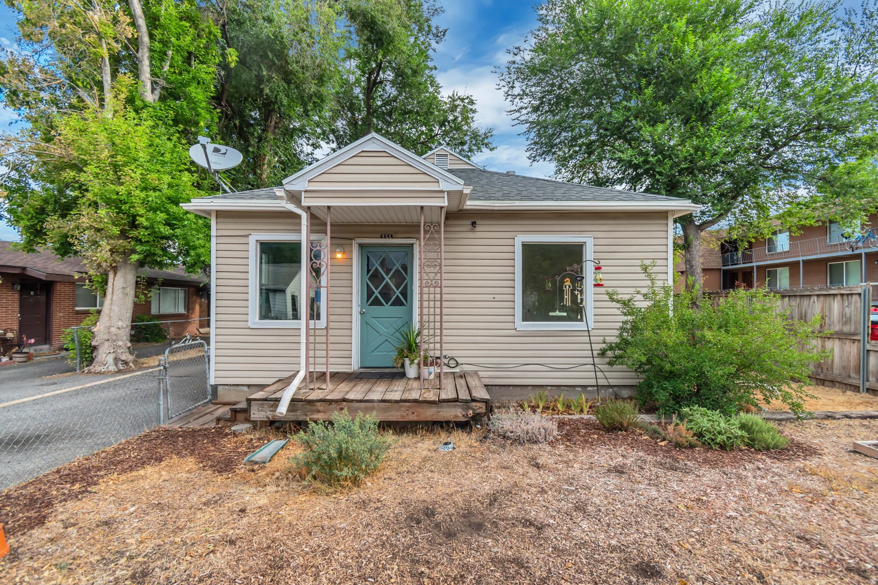 255 E CRESTONE AVE photo 1