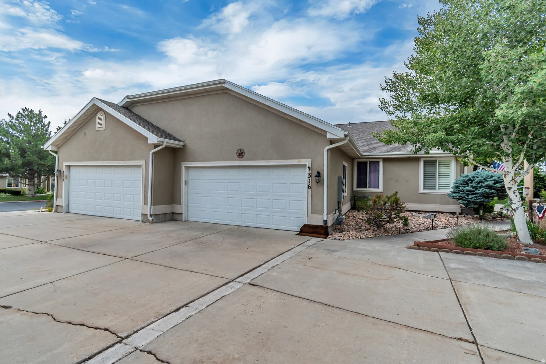 316 E PAVILION CIR photo 1