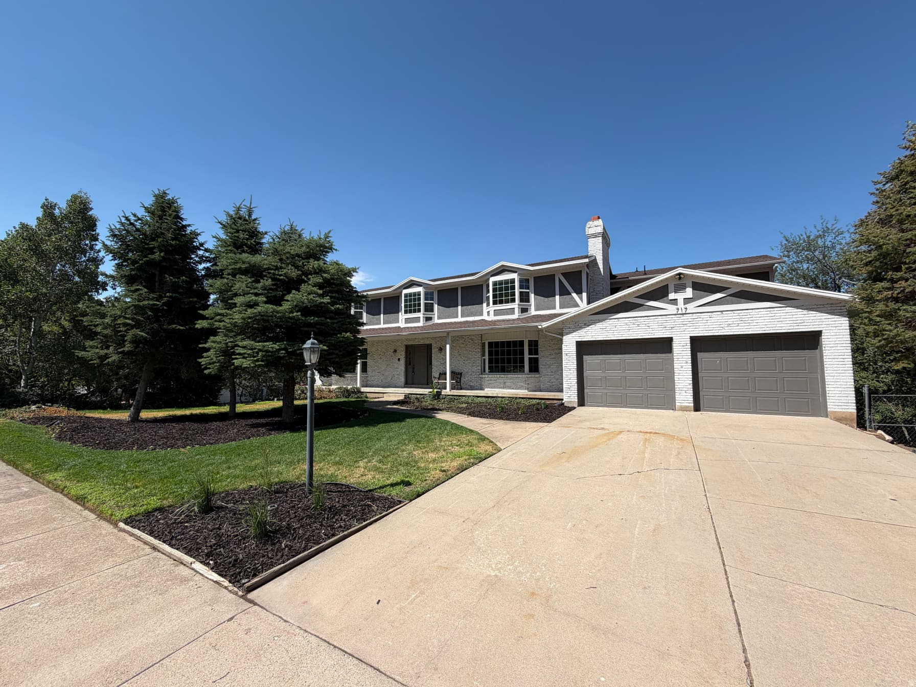 717 WOODRIDGE DR photo 1