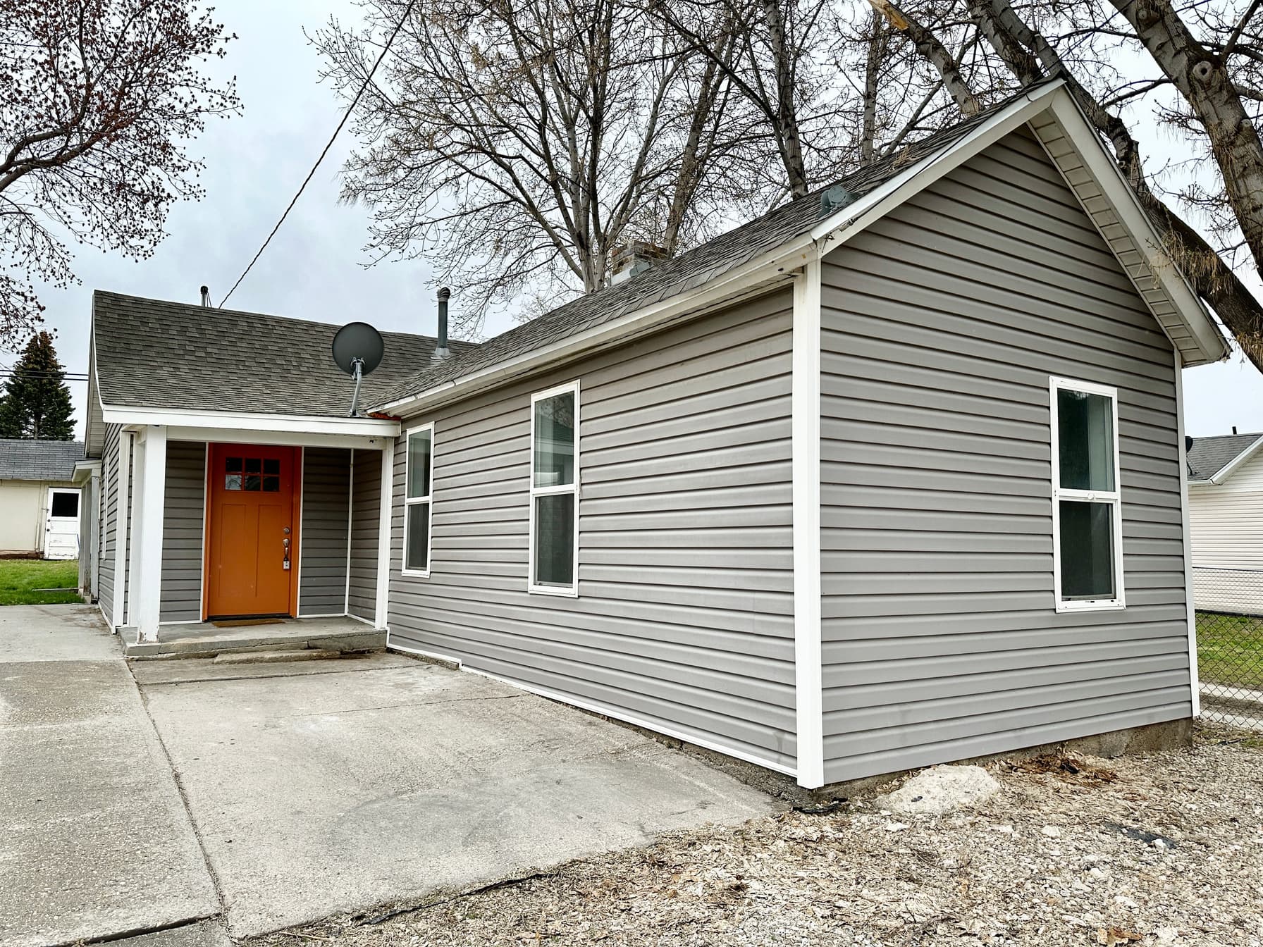 282 E VINE ST photo 1