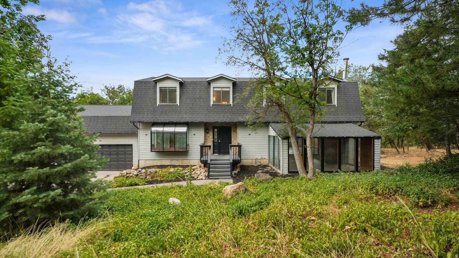 90 E BROADHOLLOW DR photo 1