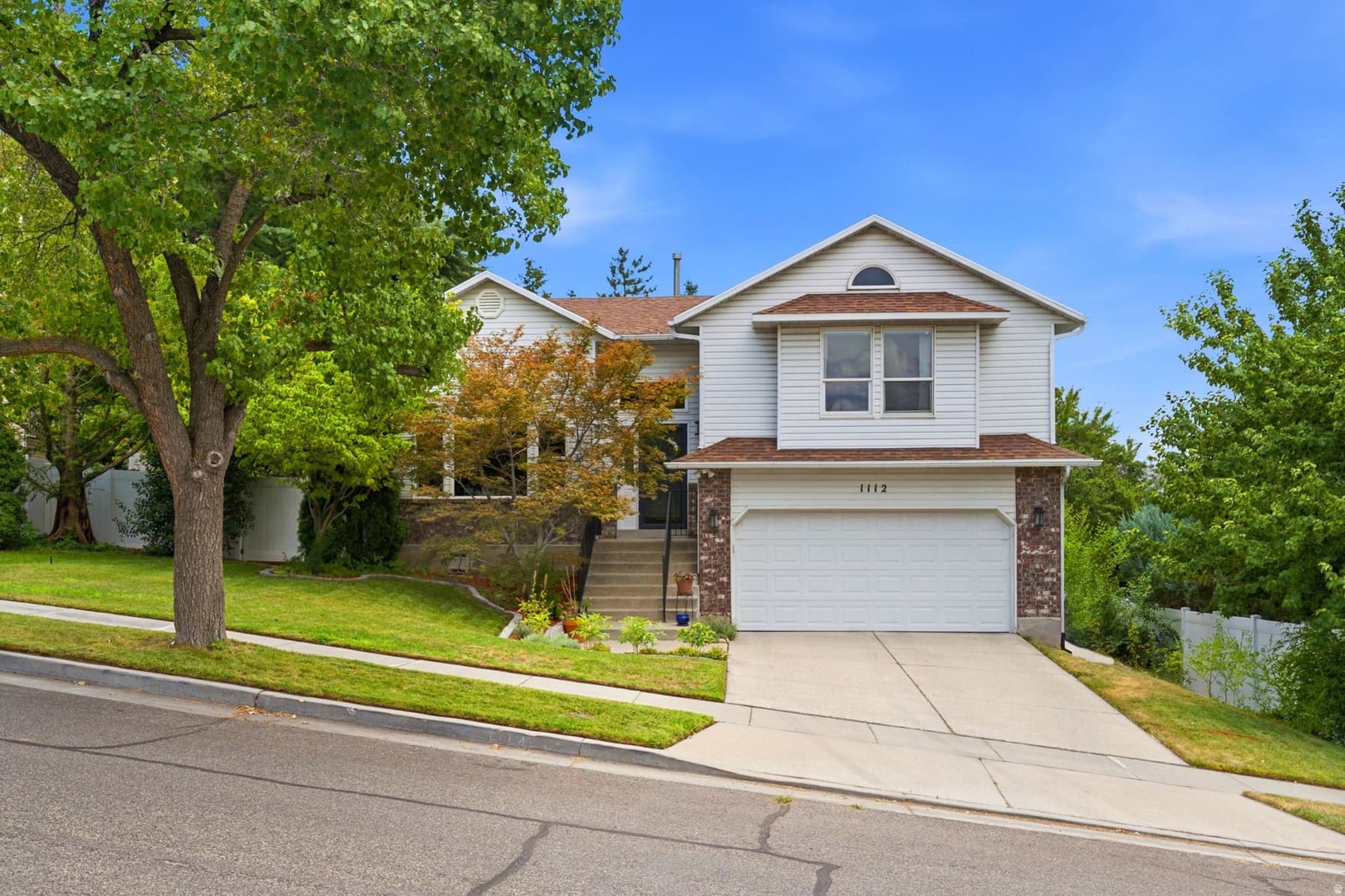1112 E EAGLE RIDGE CIR photo 1