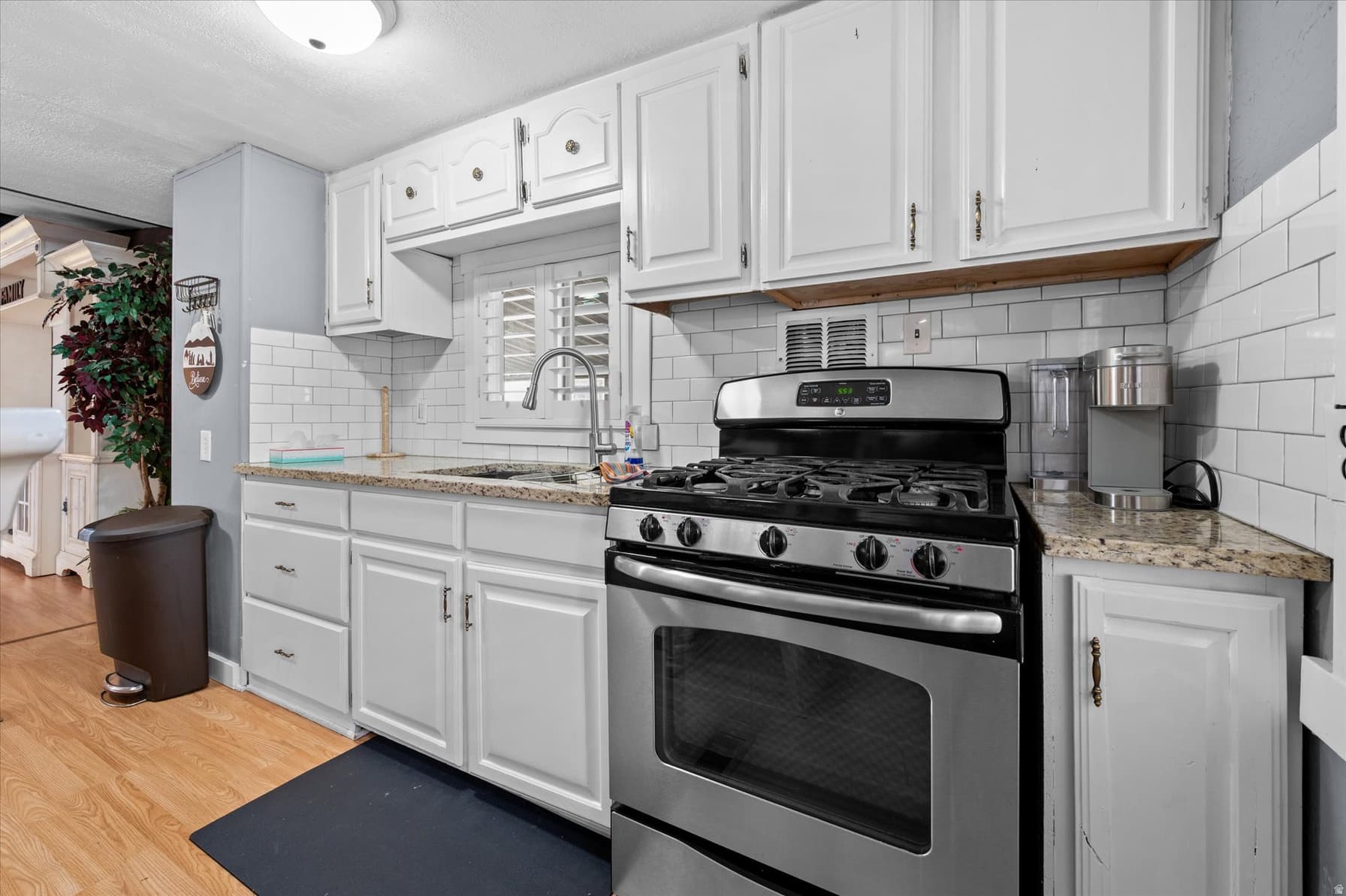1600 W SPRING ST photo 1