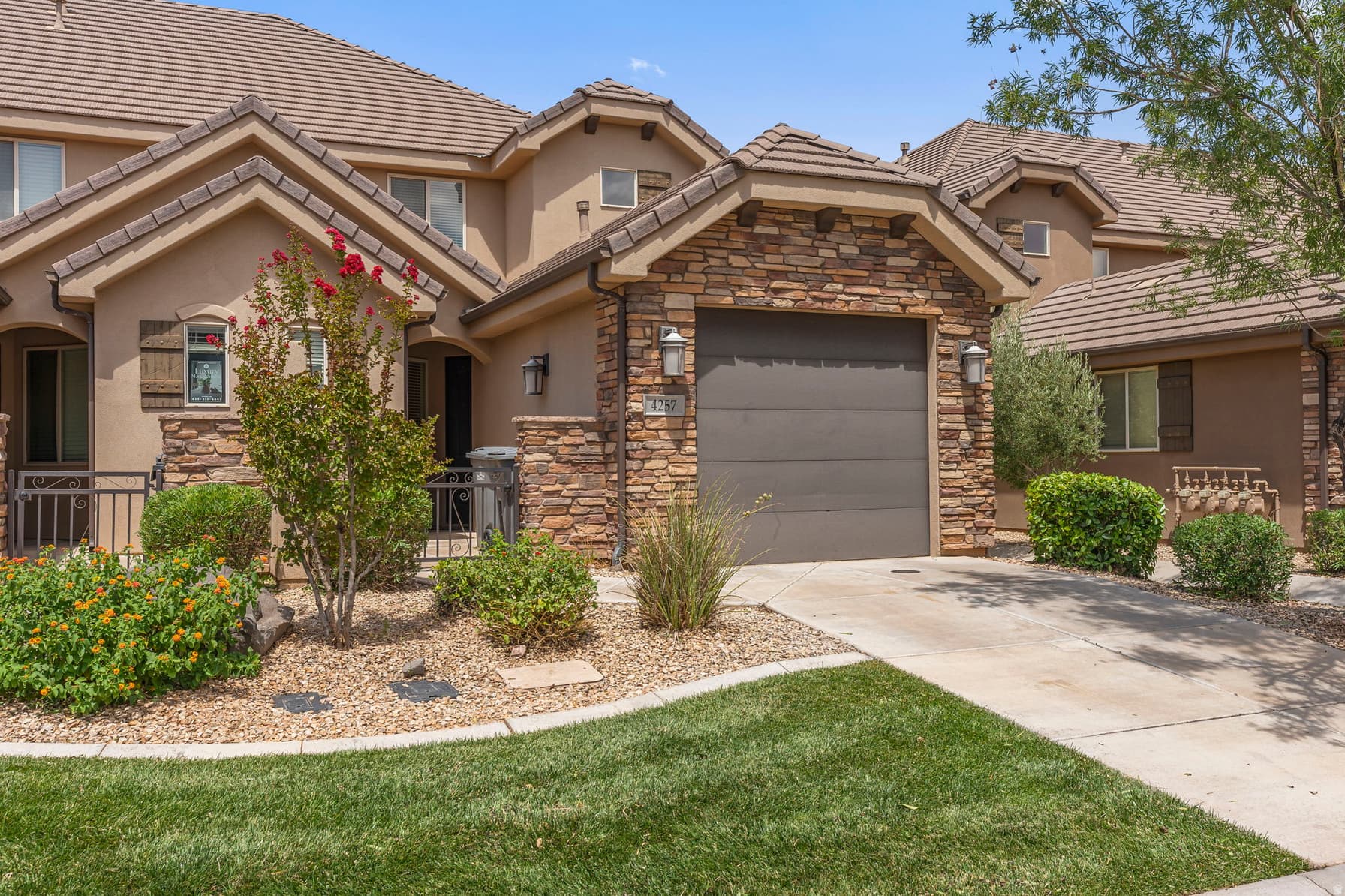 4257 E RAZOR DR photo 1