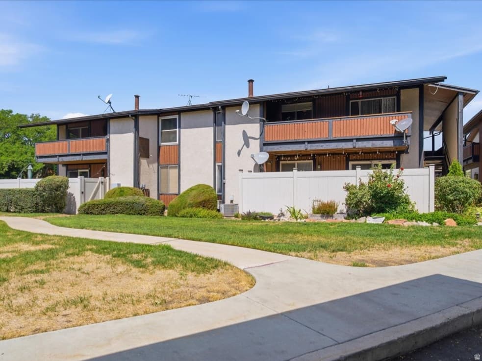 202 W GARDEN PARK photo 1
