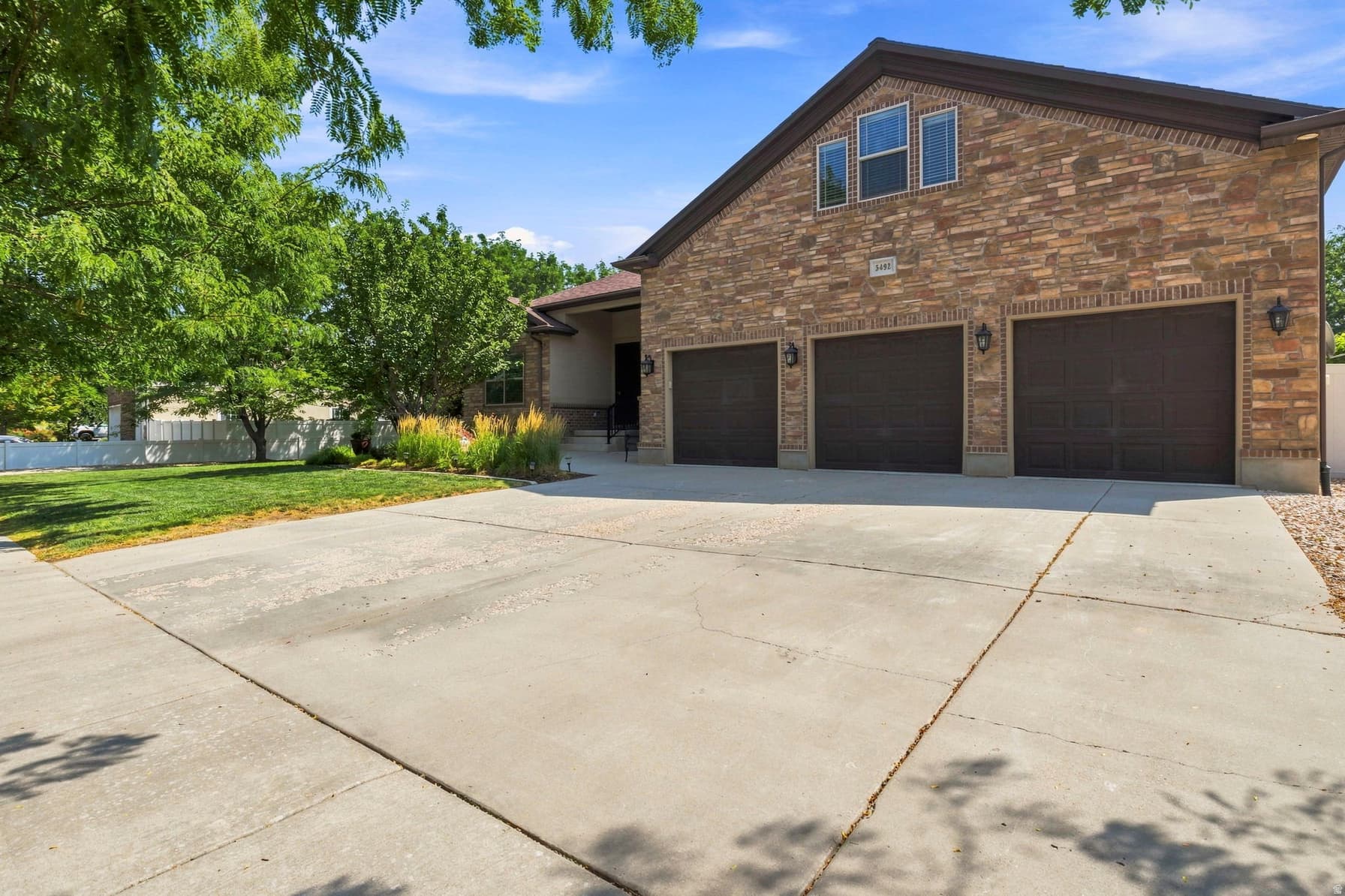 5492 DERBY LN photo 1