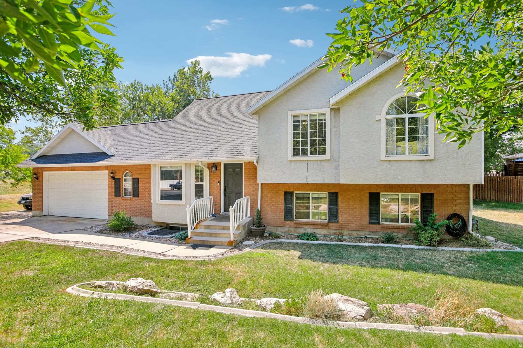 1005 EDGEWOOD DR photo 1