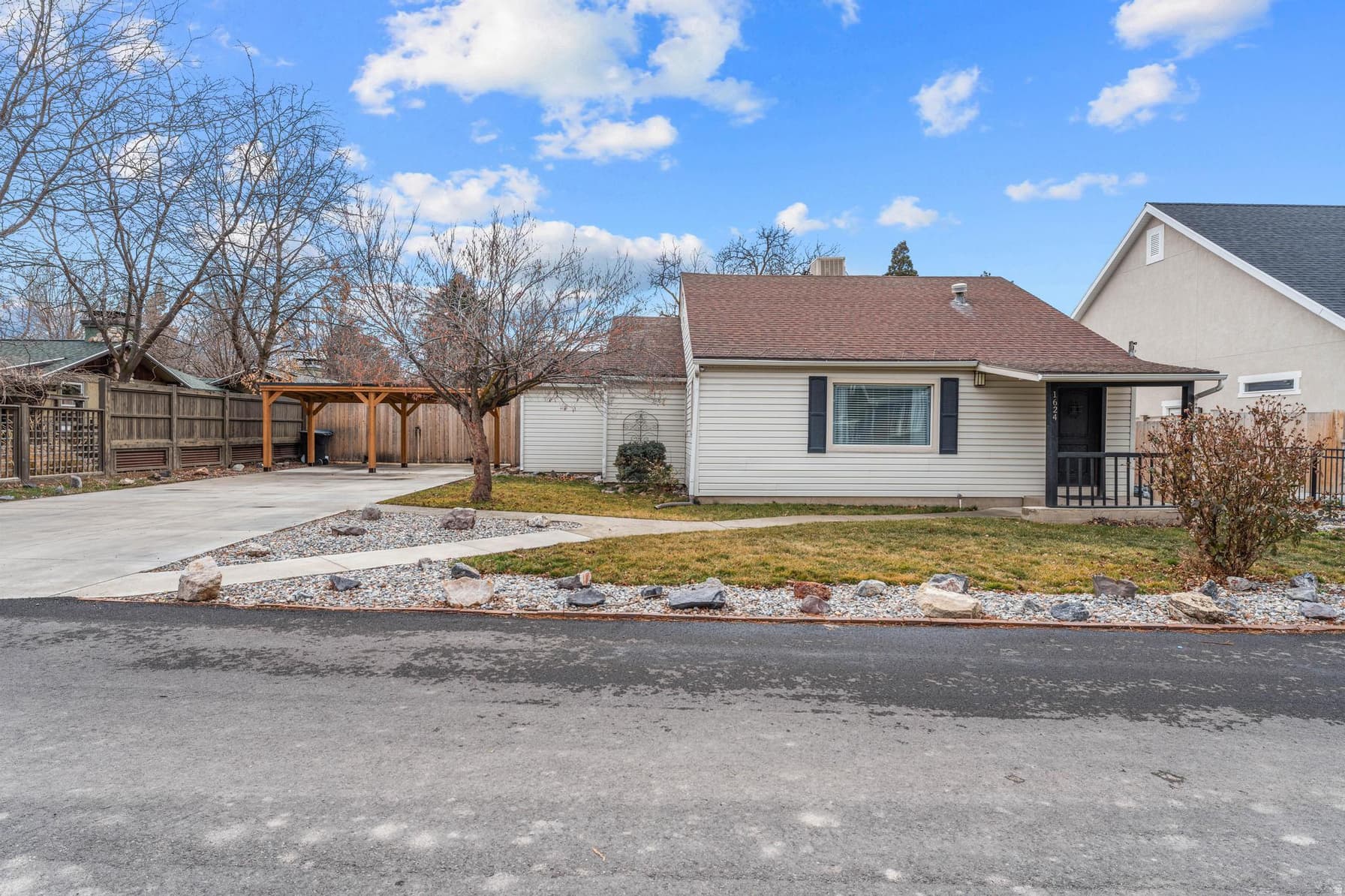 1624 E MAPLE AVE photo 1
