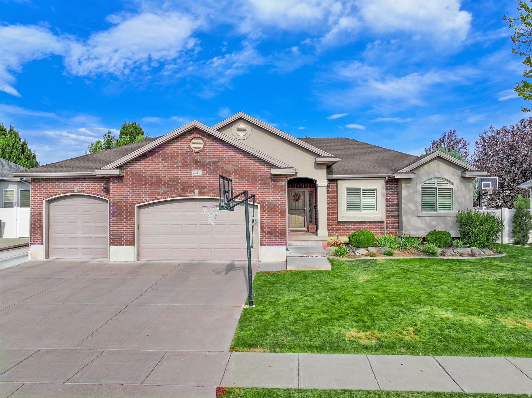1087 BANBURY DR photo 1