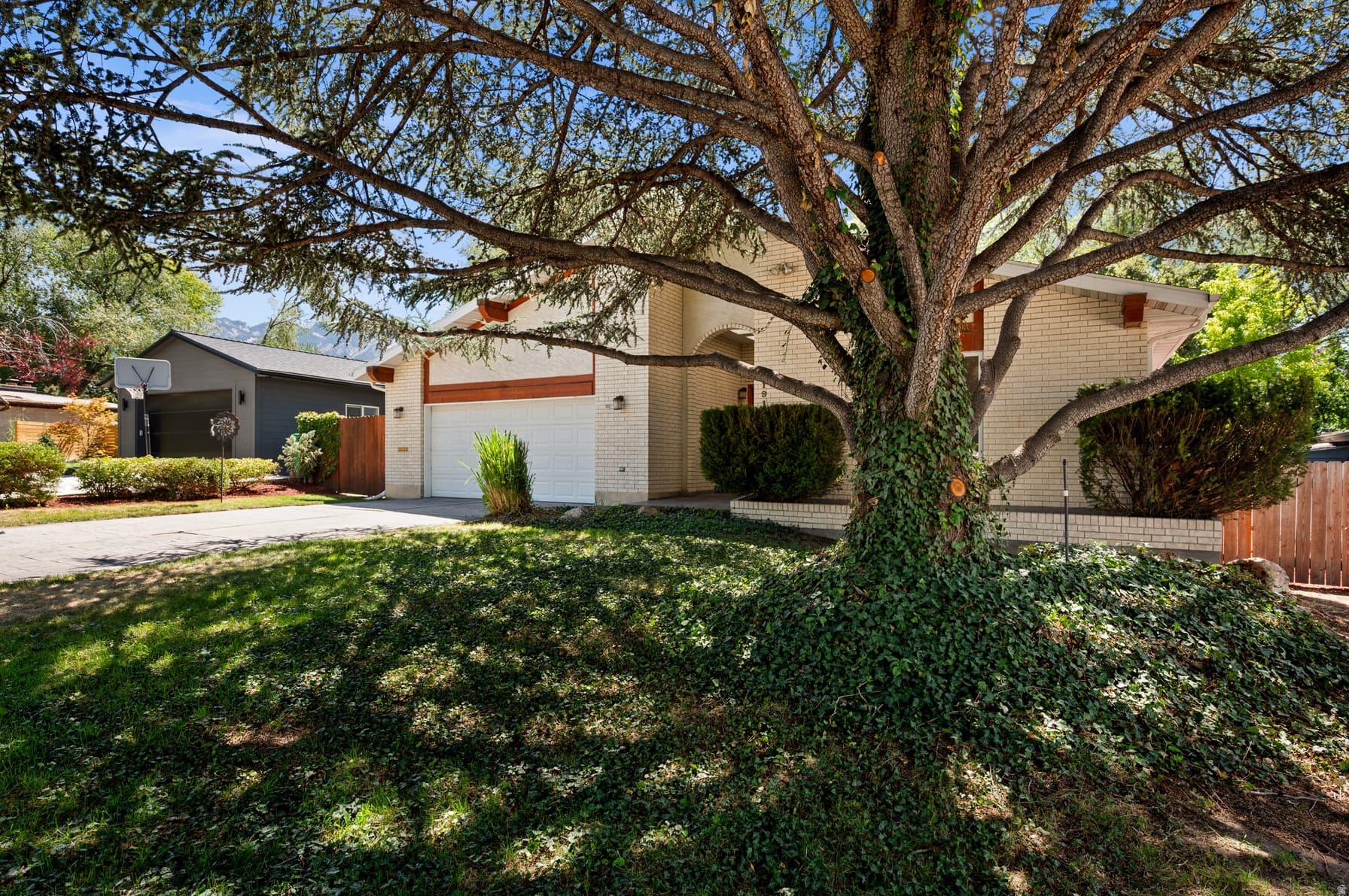1910 E MILLCREEK WAY photo 1
