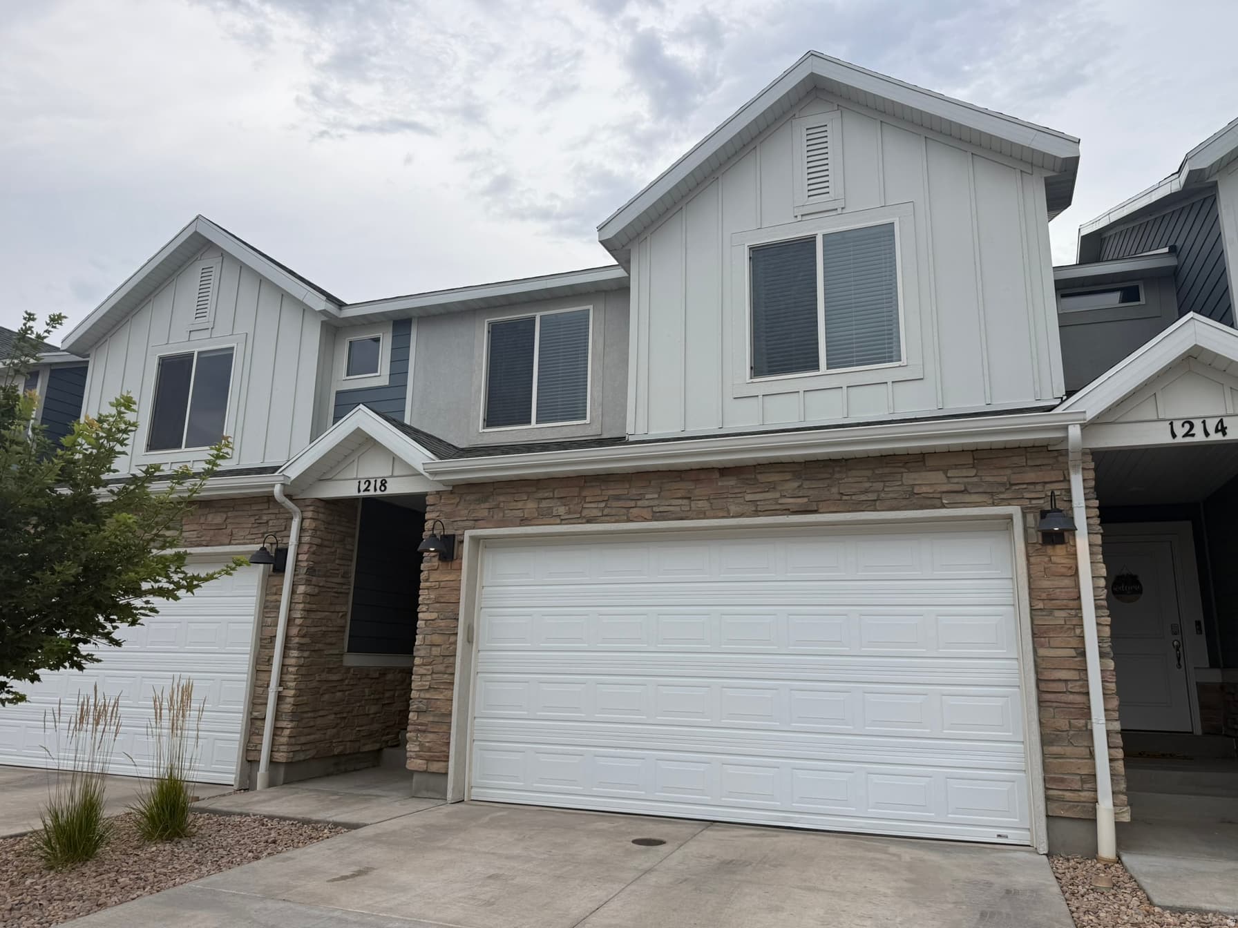 1218 W HIDDEN SPRING DR photo 1
