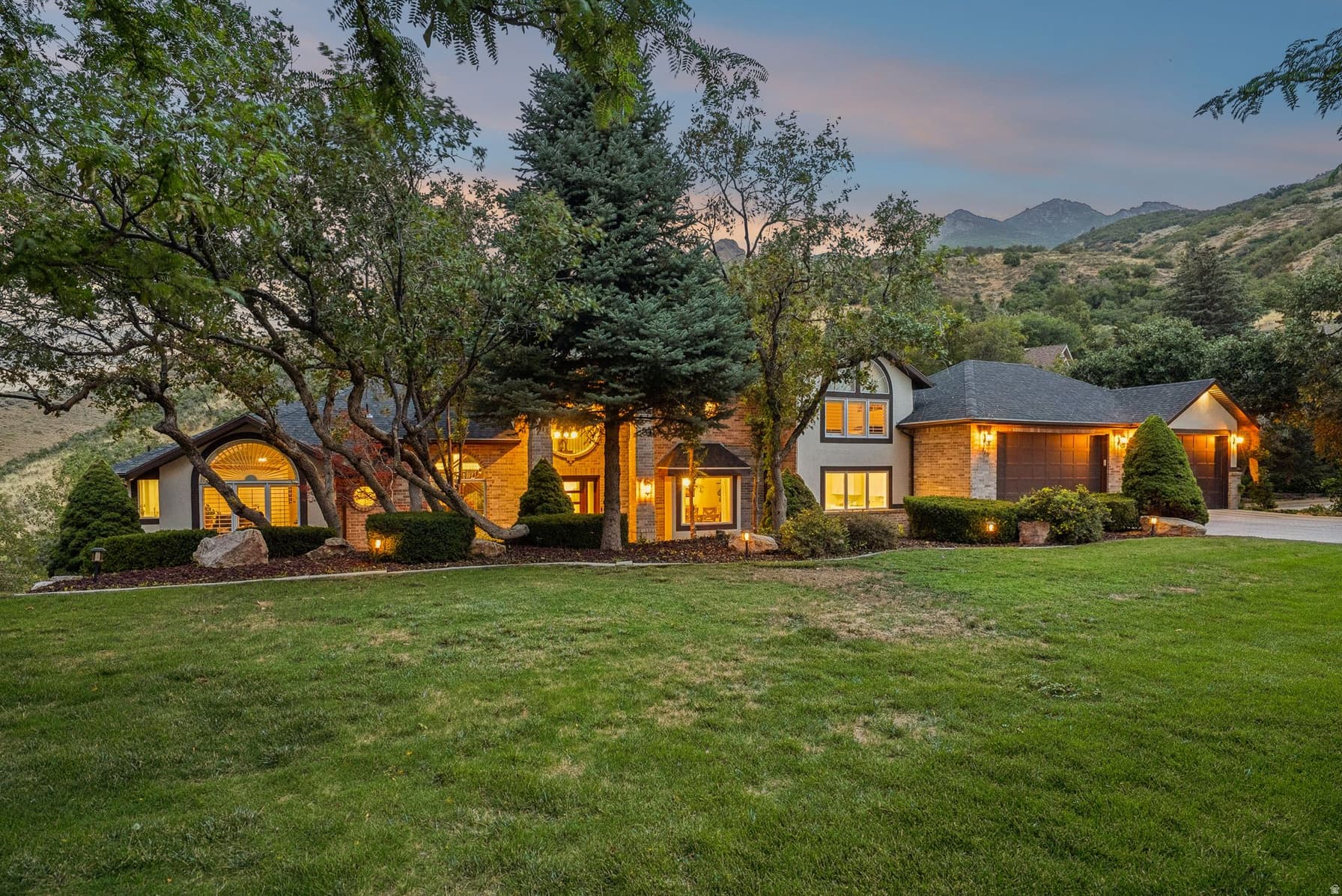 3311 COVE CIR photo 1