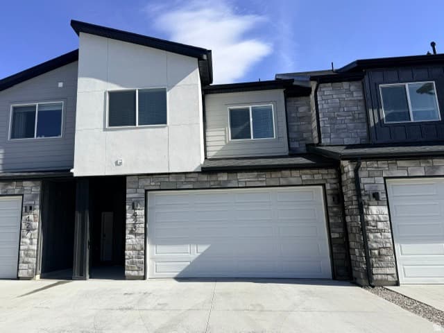 423 W 25 N photo 1