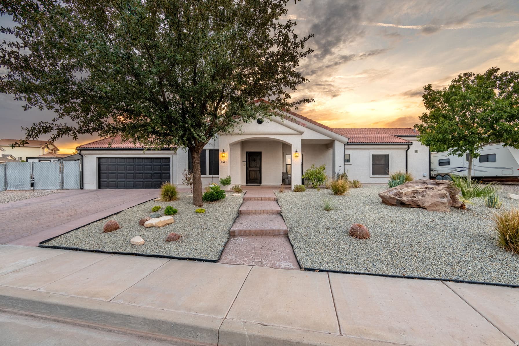 621 N PALM CIR photo 1