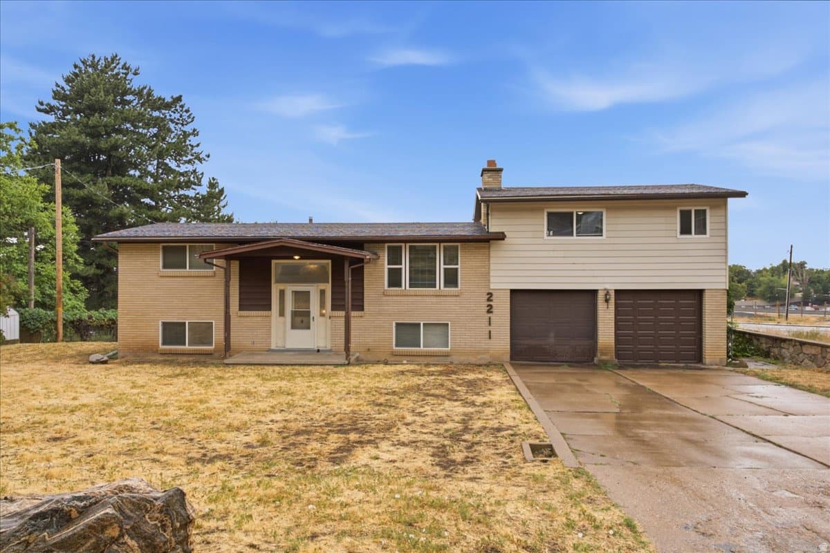 2211 VALLEY DR photo 1