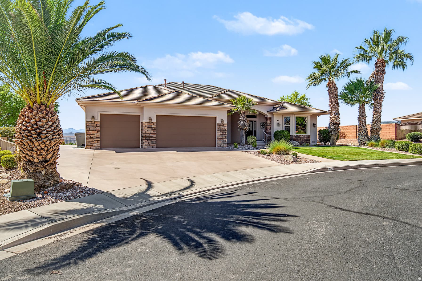 951 N DAYBREAK DR photo 1