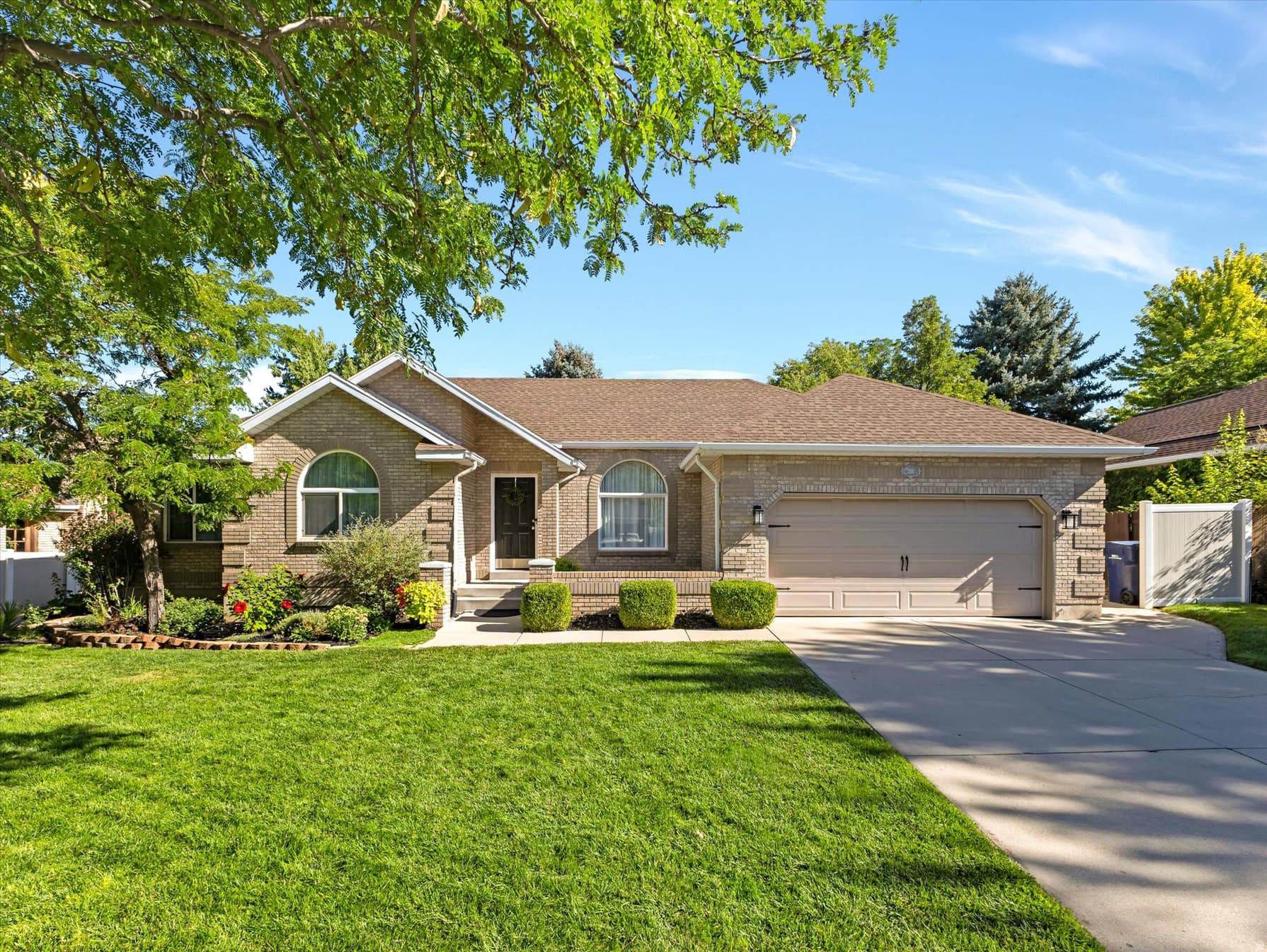 2047 E VILLAGE POINT WAY photo 1