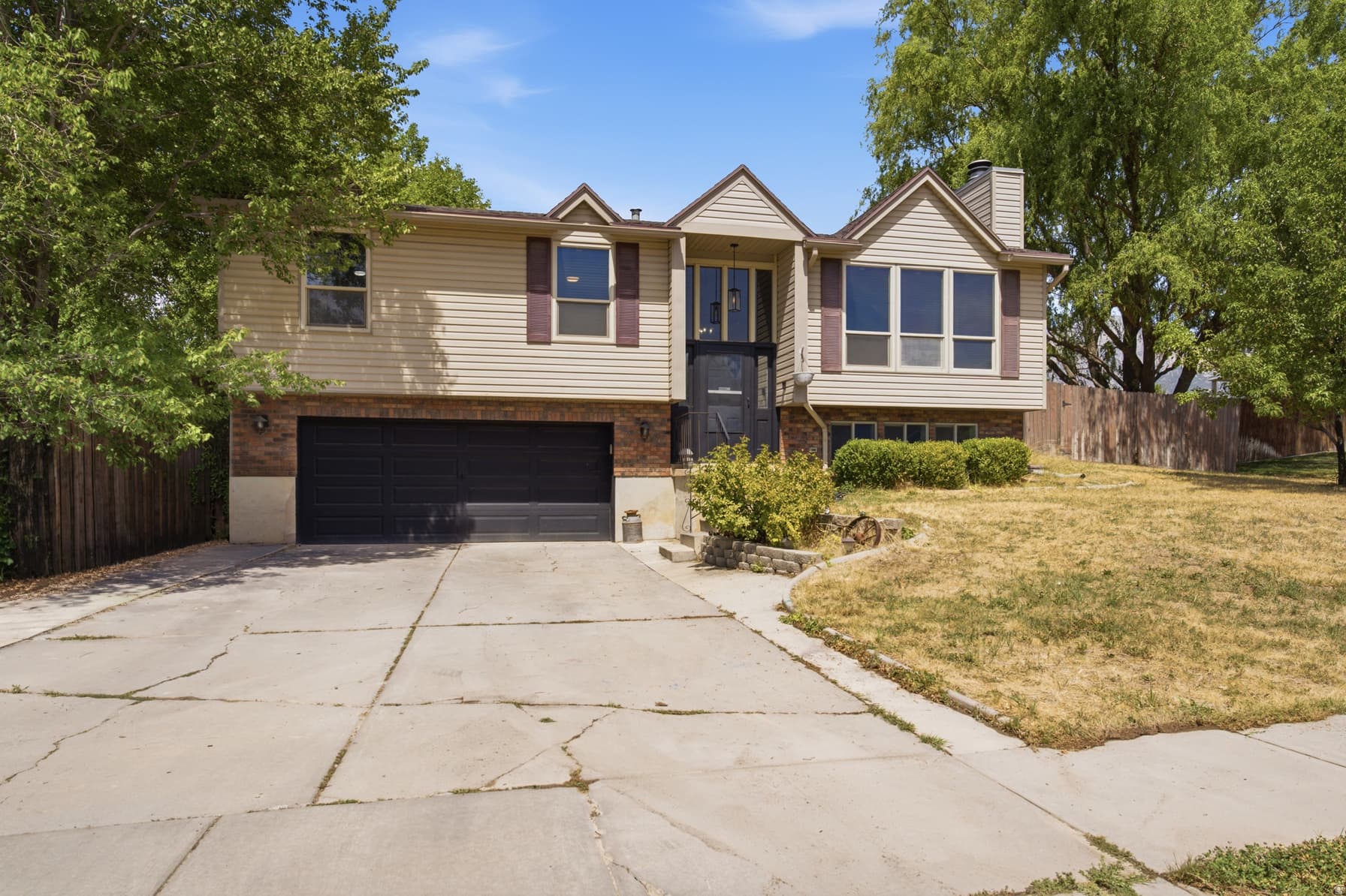 350 W HUNTING CREEK DR photo 1