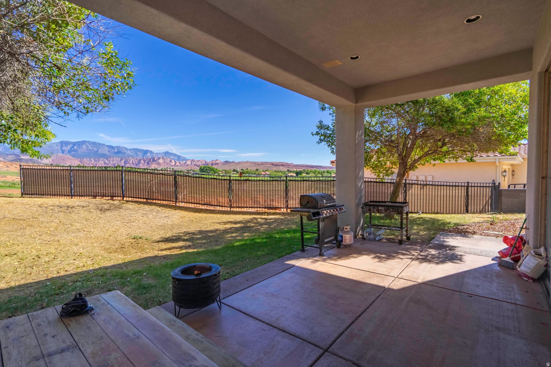 301 N FAIRWAY CIR photo 1