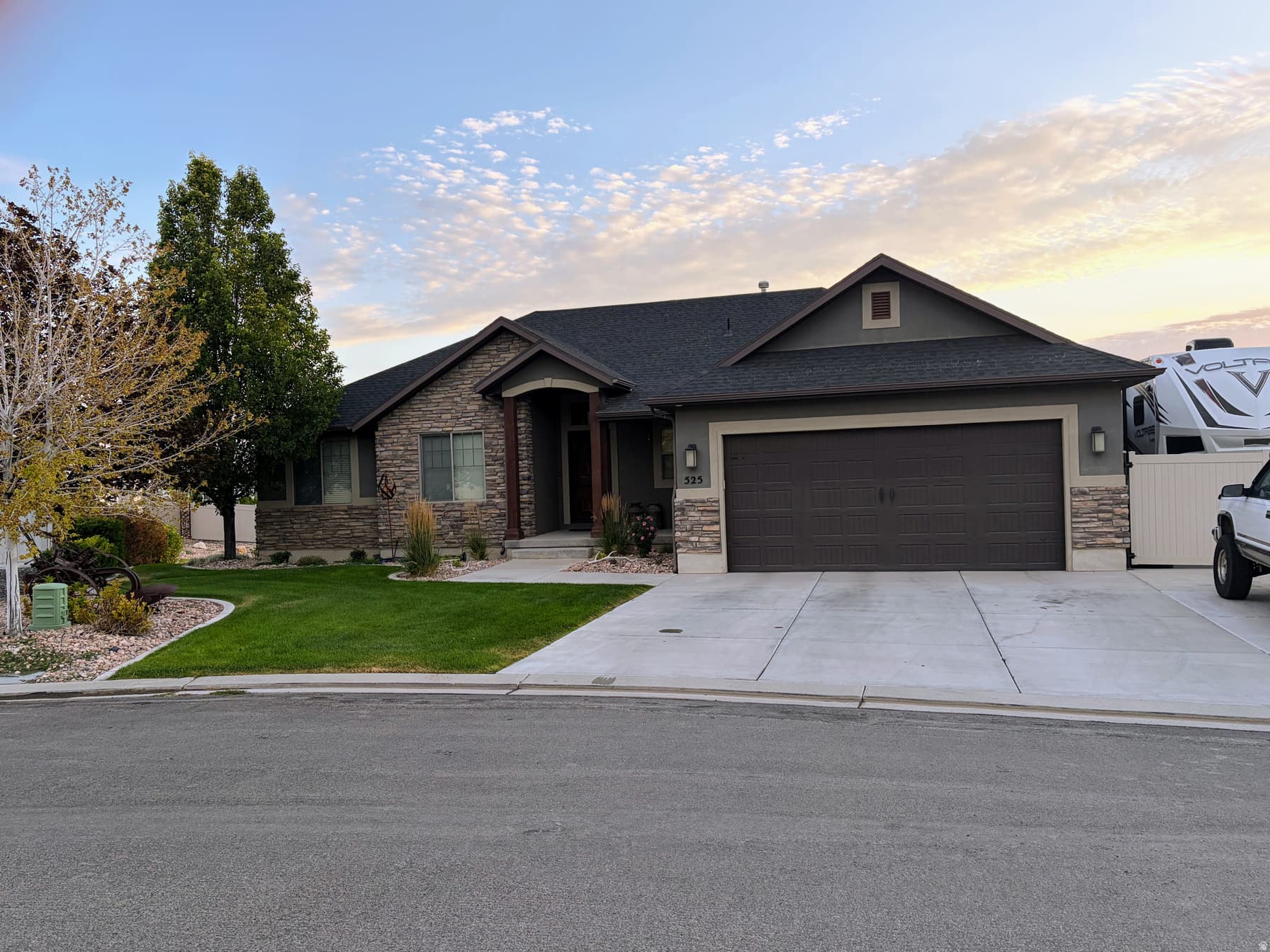 525 S SUNSET DR photo 1