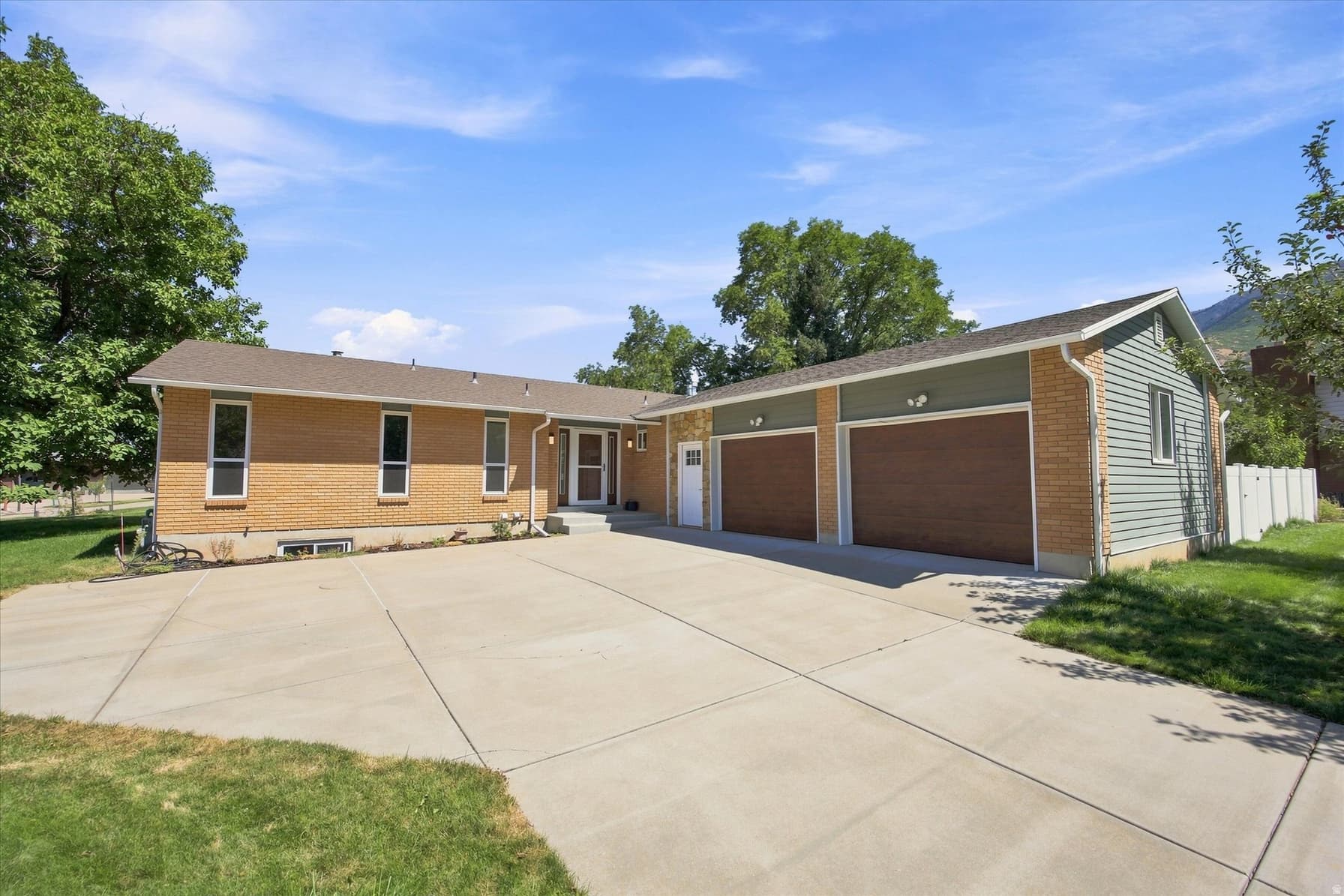 2407 E COUNTRY OAKS DR photo 1